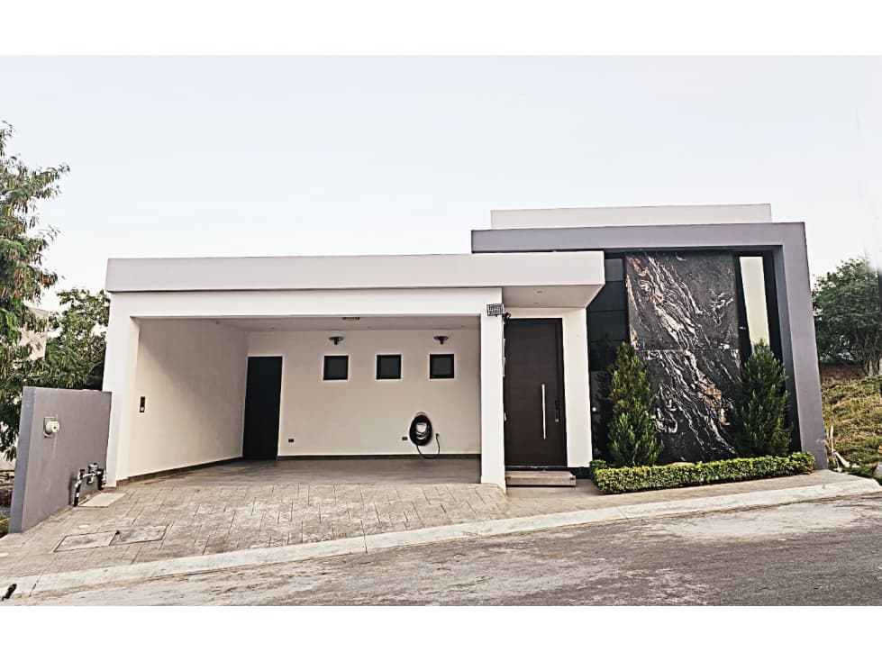 Casa en Venta en Residencial Media Luna, Santiago N.L. - 1