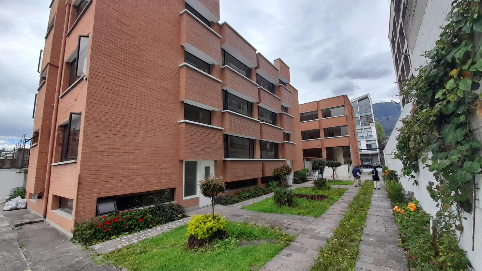 Sector Vozandes AXXIS, Edificio Comercial en Renta, 4 Plantas, 1.350 m - 1