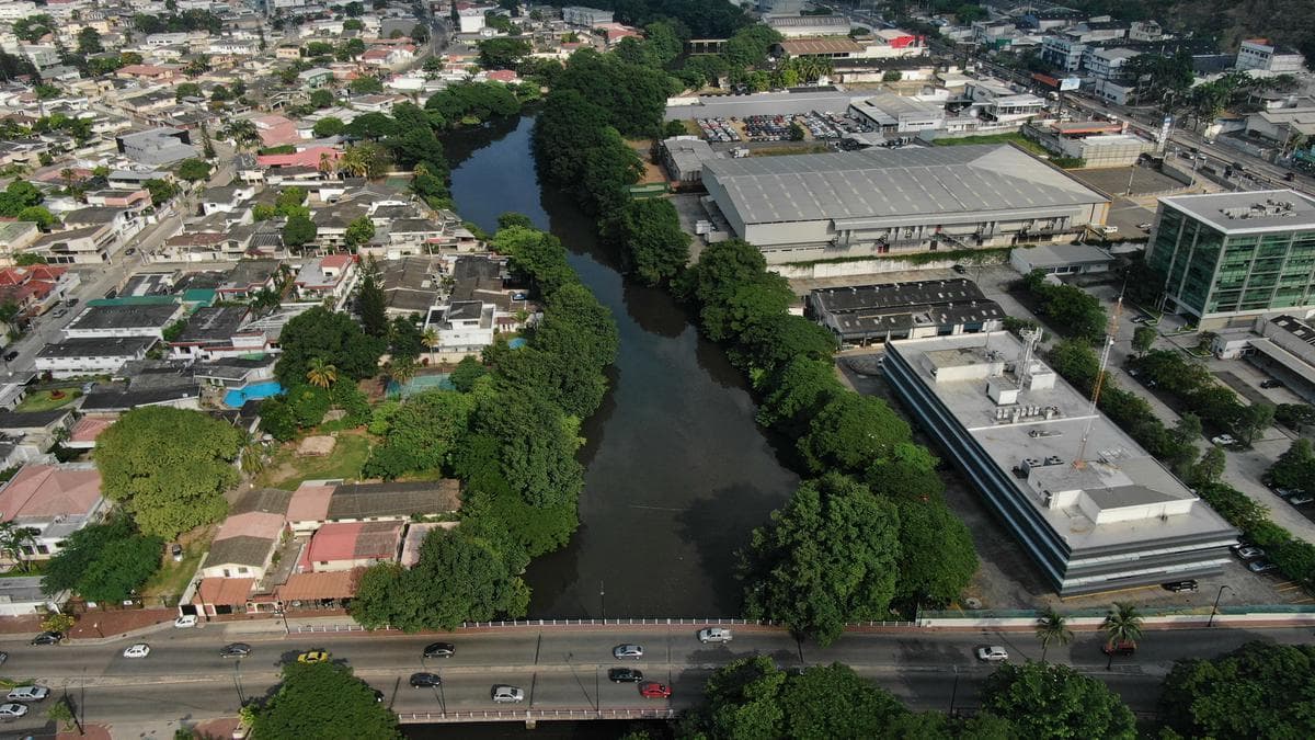 VENTA DE AMPLIO TERRENO EXCELENTE UBICACIÓN URDESA CENTRAL - 1