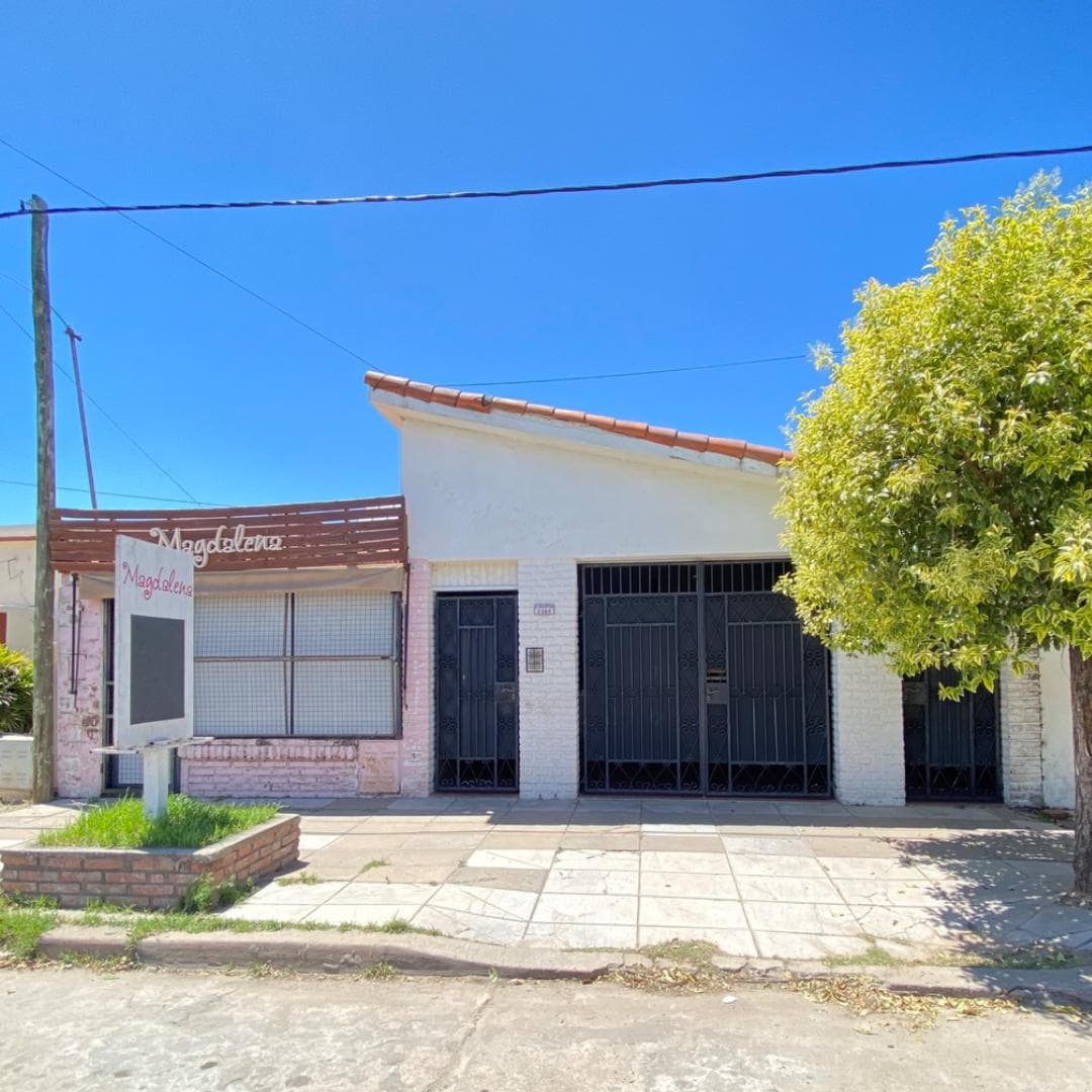Casa céntrica, a mts de las principales avenidas de Santo Tome - 1