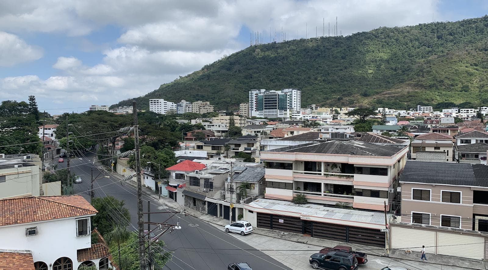 VENTA DEPARTAMENTO SEGUNDO PISO EN VENTA EN LOS CEIBOS CON PARQUEO - 1