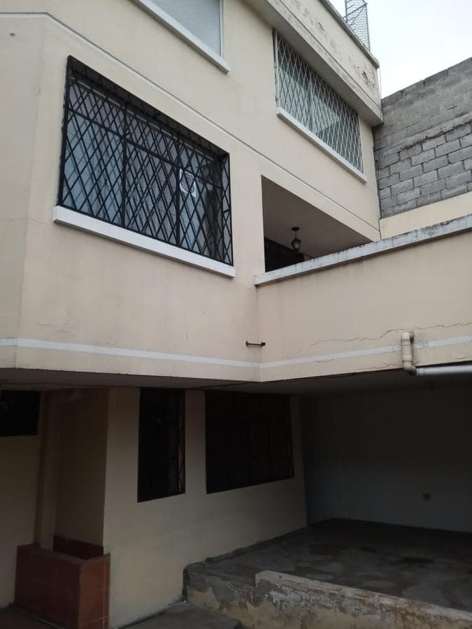 CT Vendo OPORTUNIDAD !!!!!casa rentera de 3 pisos Mena del Hierro calle Machala - 1