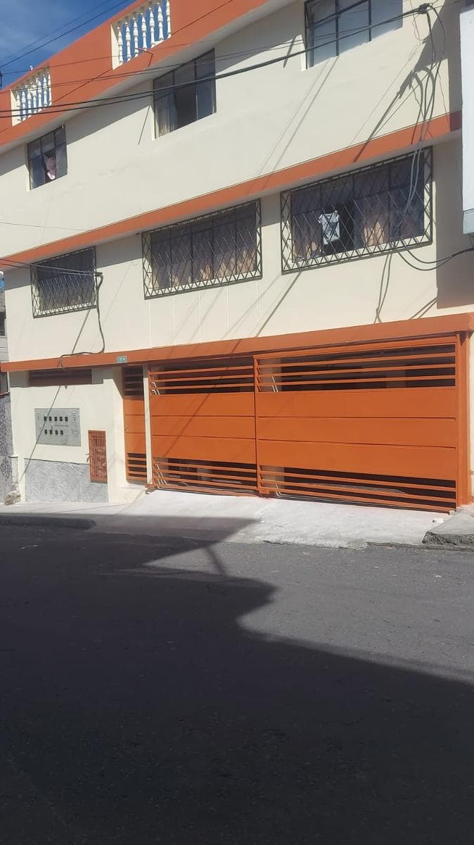 La Santiago - Sur de Quito, Casa rentera con 8 departamentos en Venta 698m2 total - 1