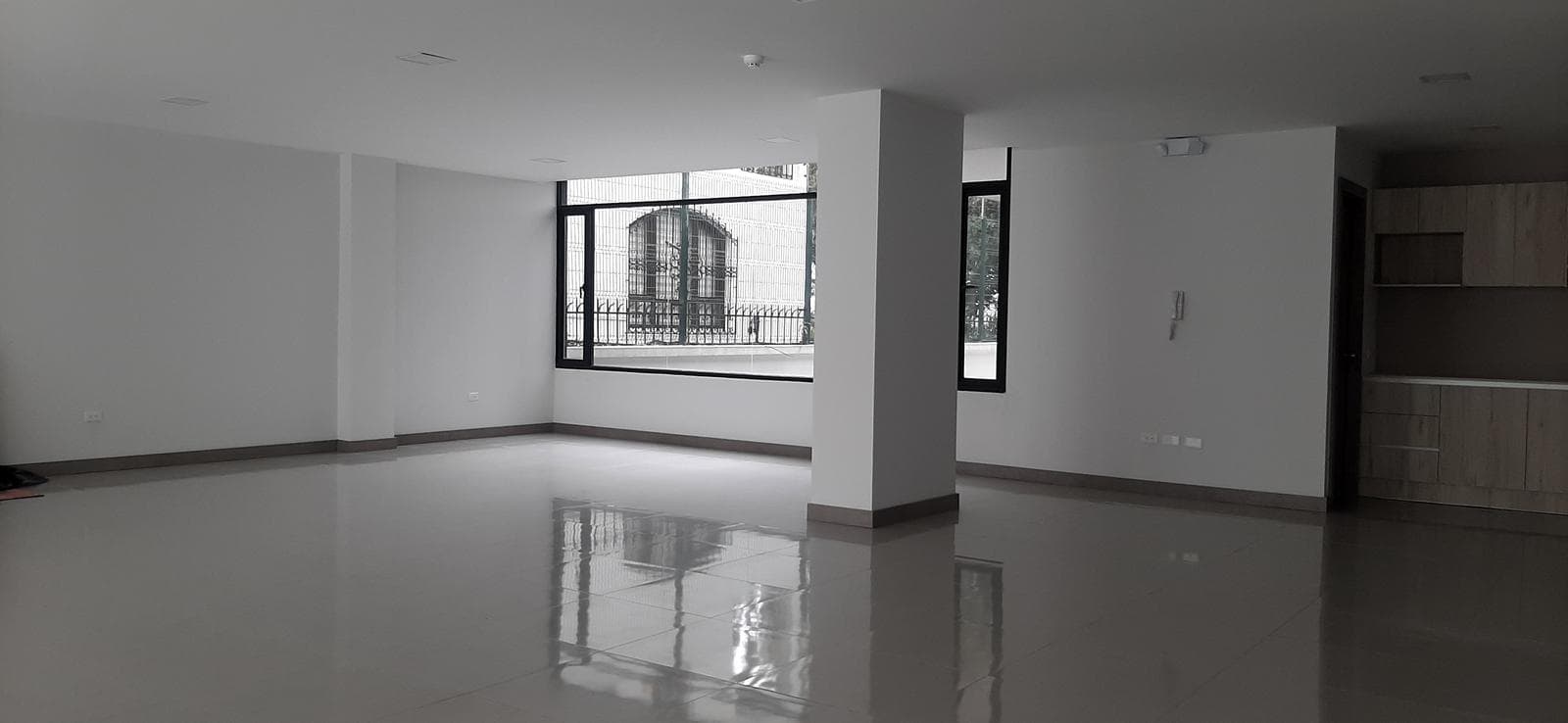 CT ARRIENDO RENTA ALQUILER OFICINA O LOCAL COMERCIAL EN EDIFICIO MODERNO POR COLEGIO BENALCAZAR - 1