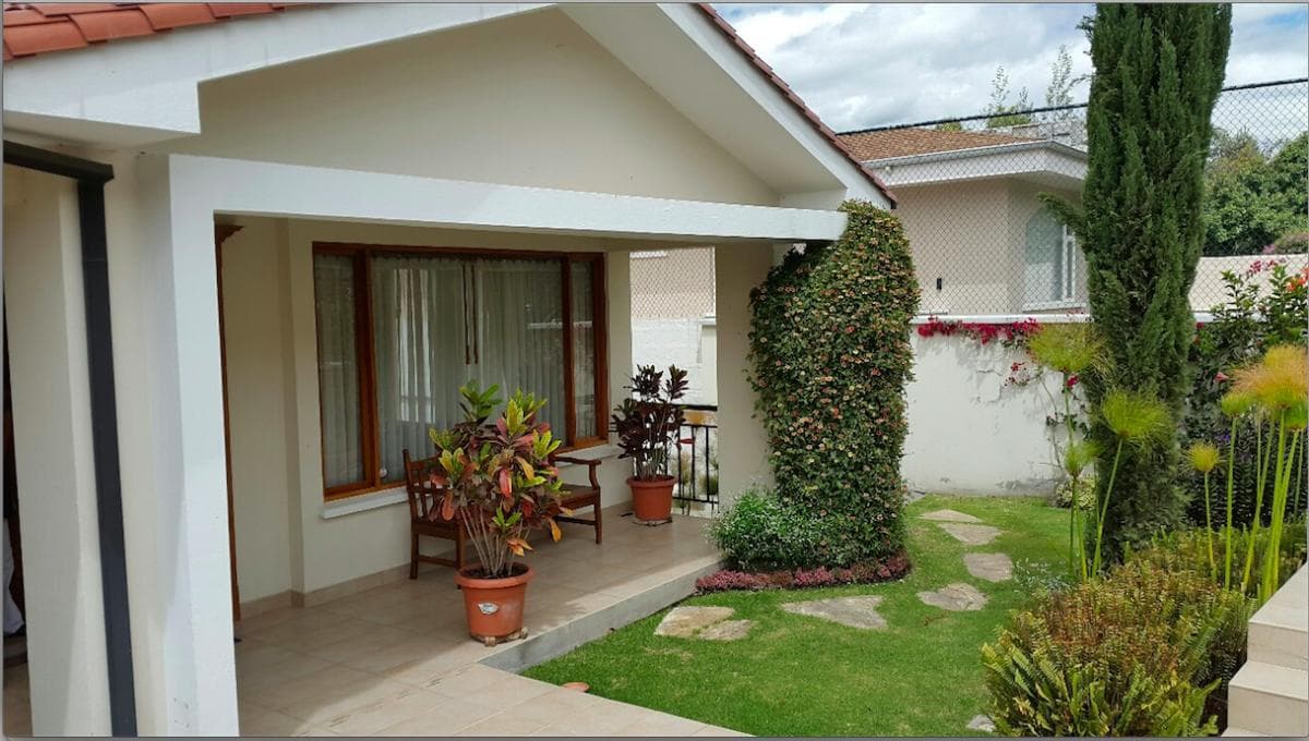 CUMBAYA HERMASA CASA DE VENTA EN URB. EXCLUSIVA.HERMOSA VISTA - 1