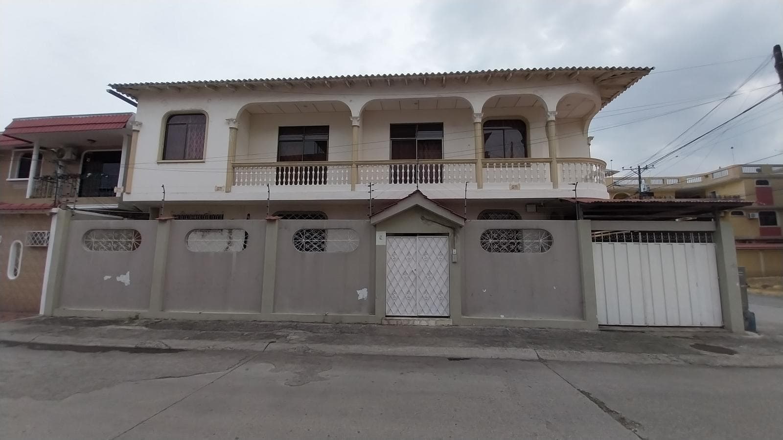 Venta de Casa Rentera, Esquinera en Guayacanes, 7 Habitaciones G.P. - 1