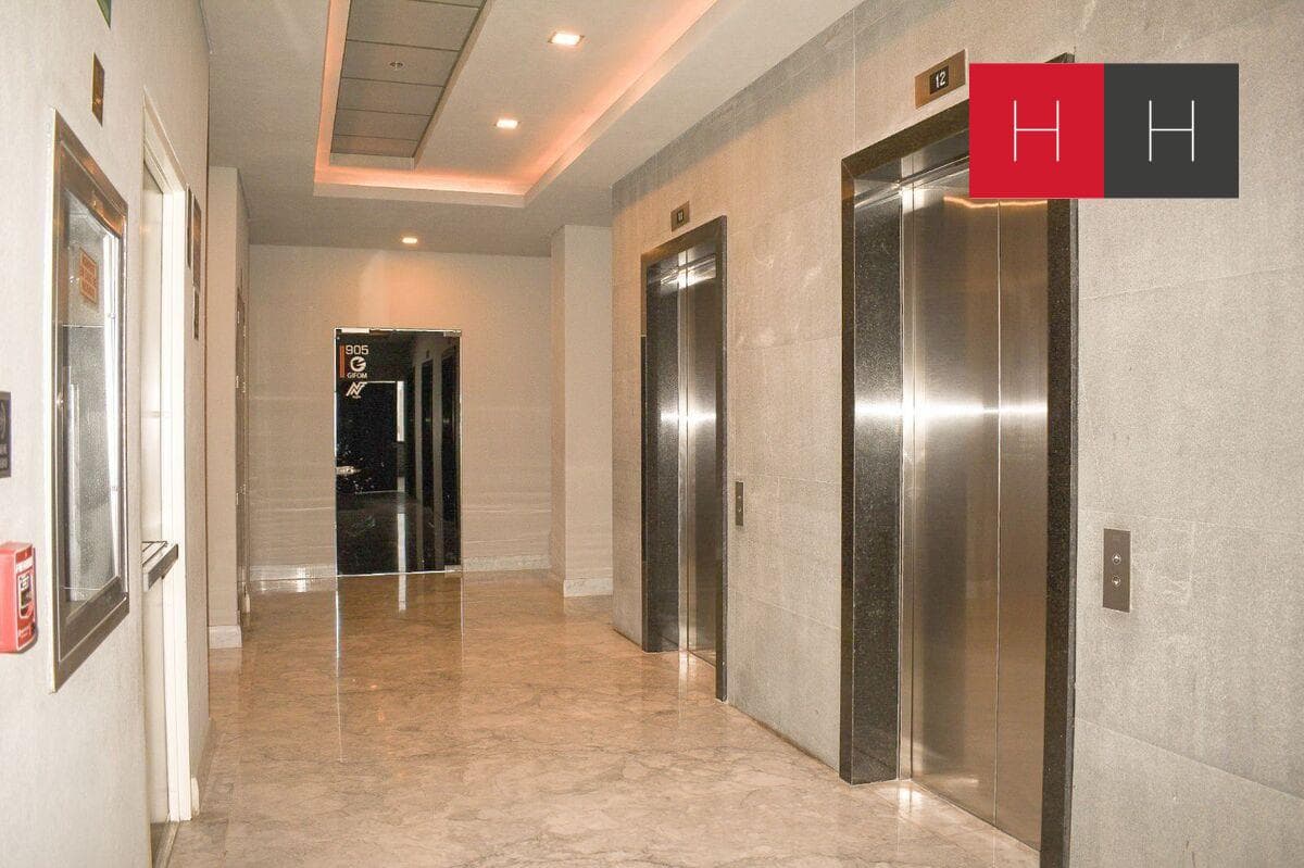 Oficina en Venta en Torre Omega, Plaza Centro Mayor, Zona Zavaleta - 1