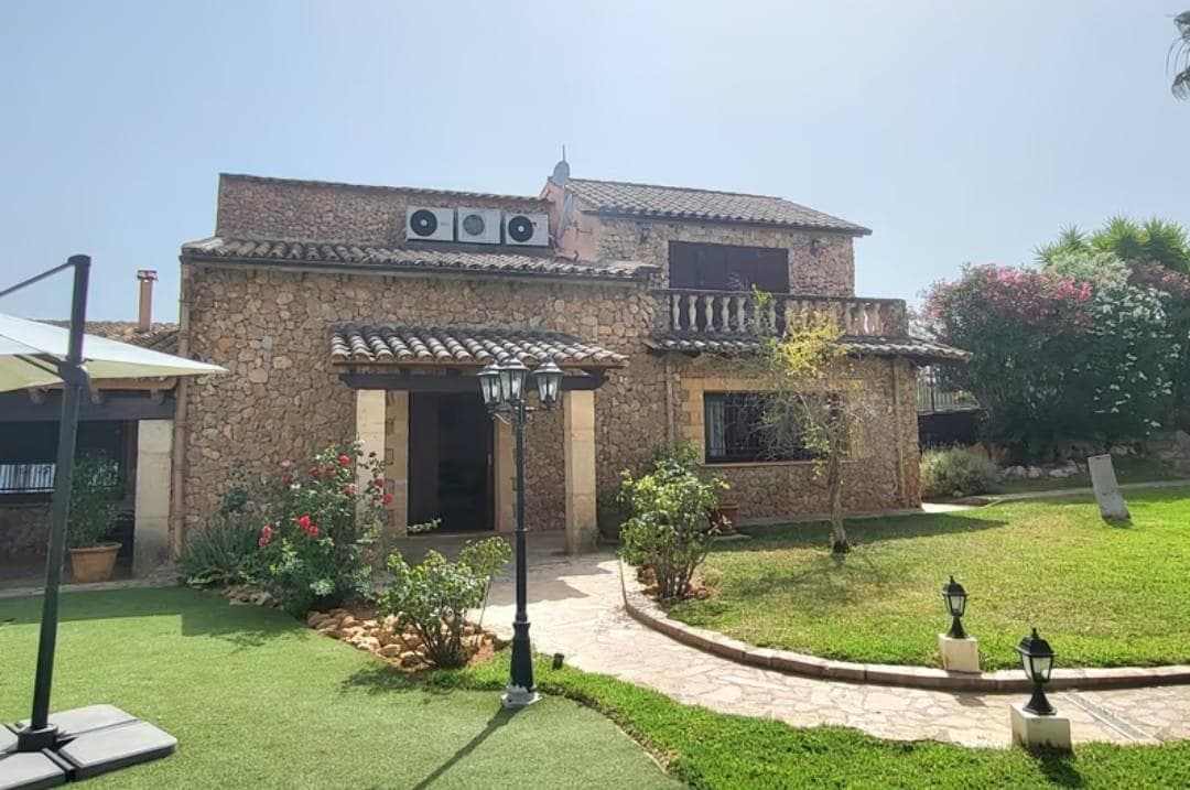 Casa en venta - 5 Dormitorios 3 Baños - Cochera - 1.200Mts2 - España - 1