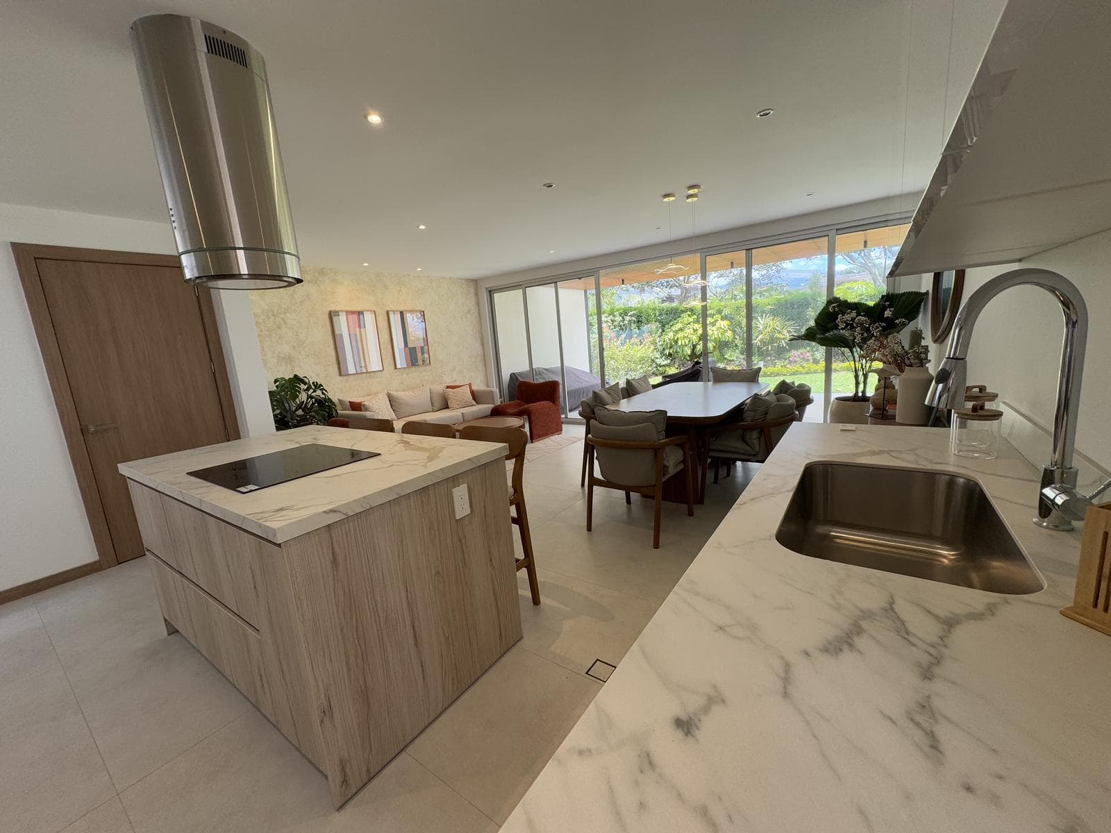 PUEMBO 214.27 M² EN VENTA CASA DOS PLANTAS CON JARDIN 3 HABITACIONES - 1