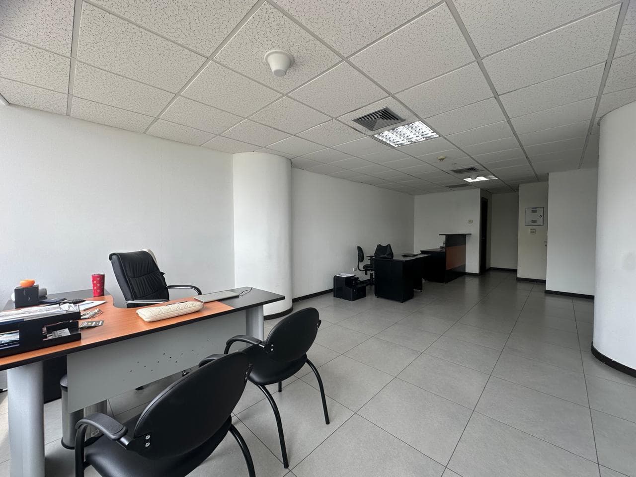 Se VENDE Oficina con parqueo en Edificio The Point, Puerto Santa Ana - 1
