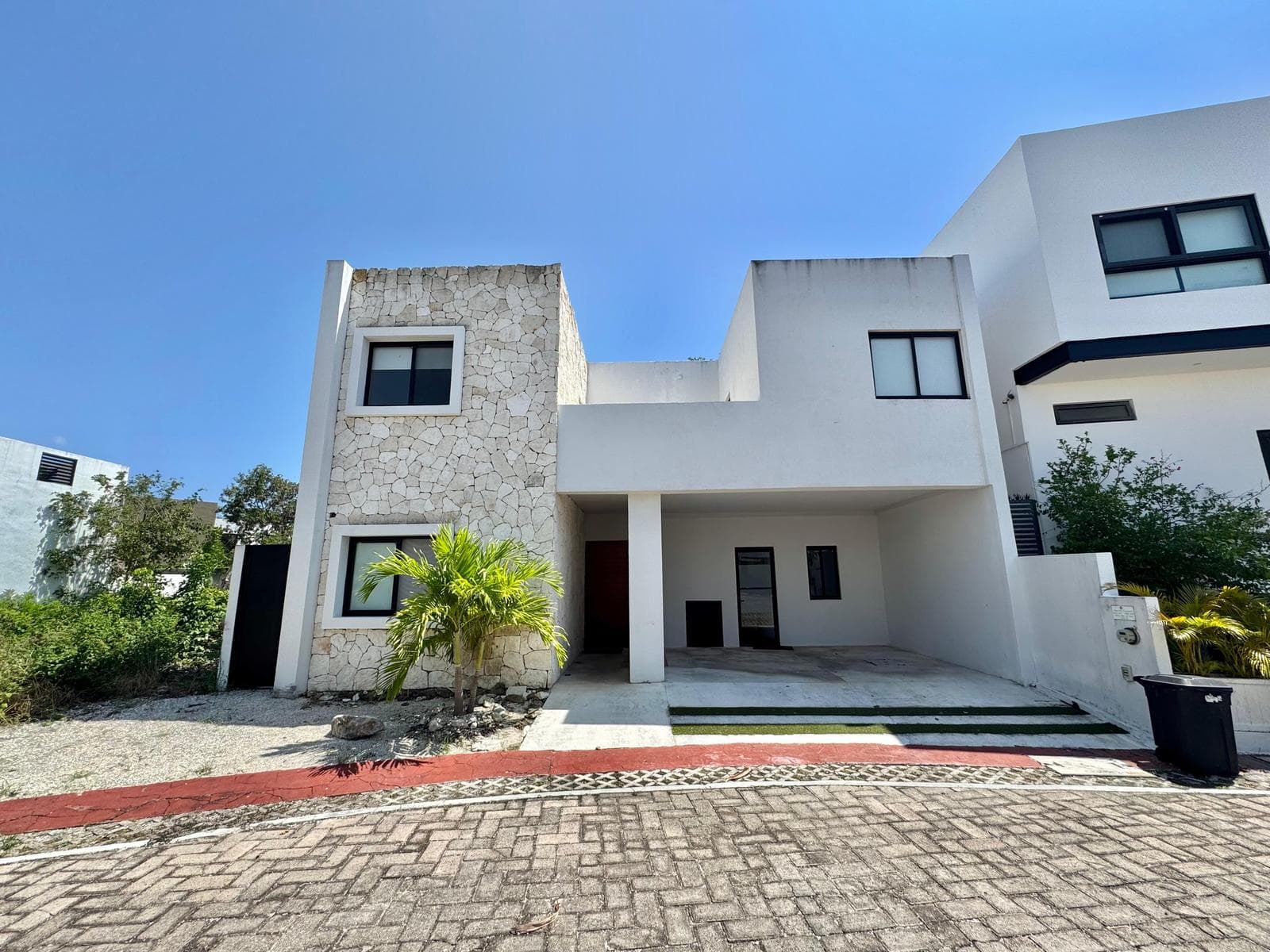 CASA DE 3 RECAMARAS AMUEBLADA EN FRACCIONAMIENTO PRIVADO - 1