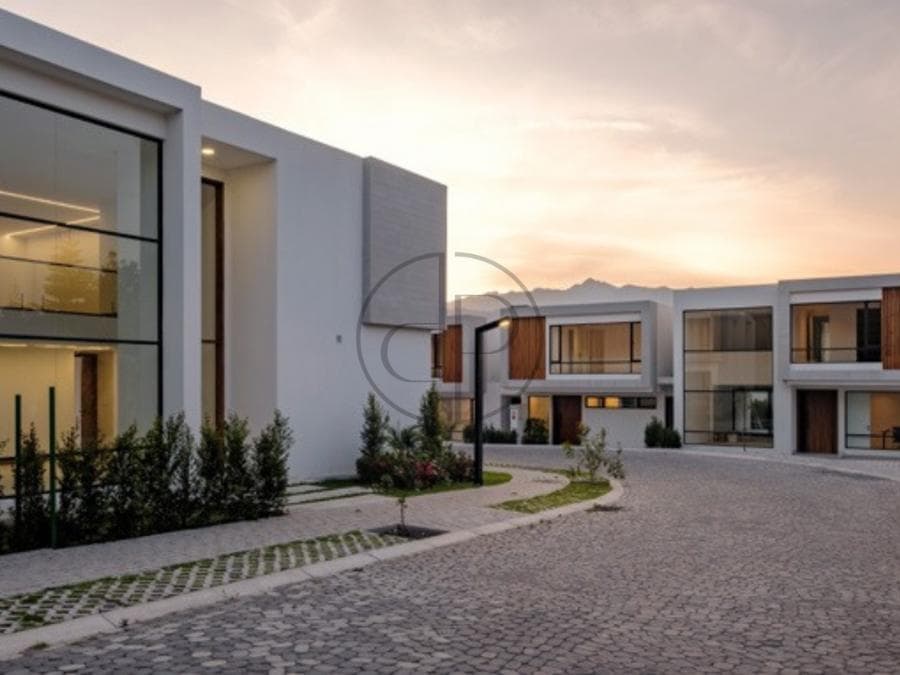 PUEMBO 366,89 M² EN VENTA CASA ESQUINERA DOS PLANTAS CON JARDIN Y PERGOLA - 1