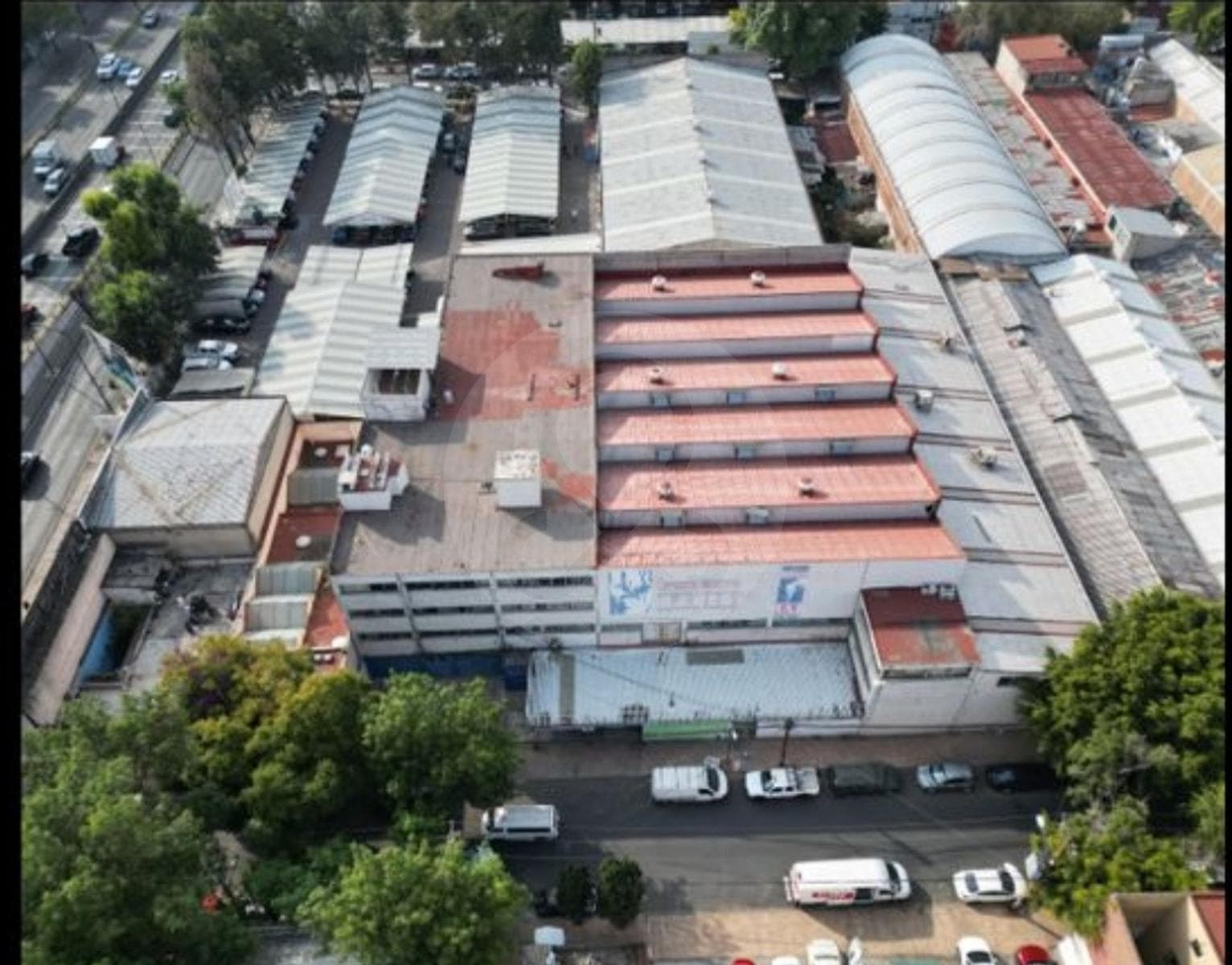 Bodega Polanco a una calle de Río San Joaquín - 1