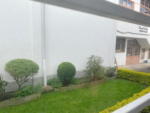 Excelente casa en venta a 6 cuadras del Parque Calderón - Cuenca - 1