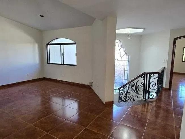 Casa en PRIVADO CERCA real universidad, amplio jardin - 1