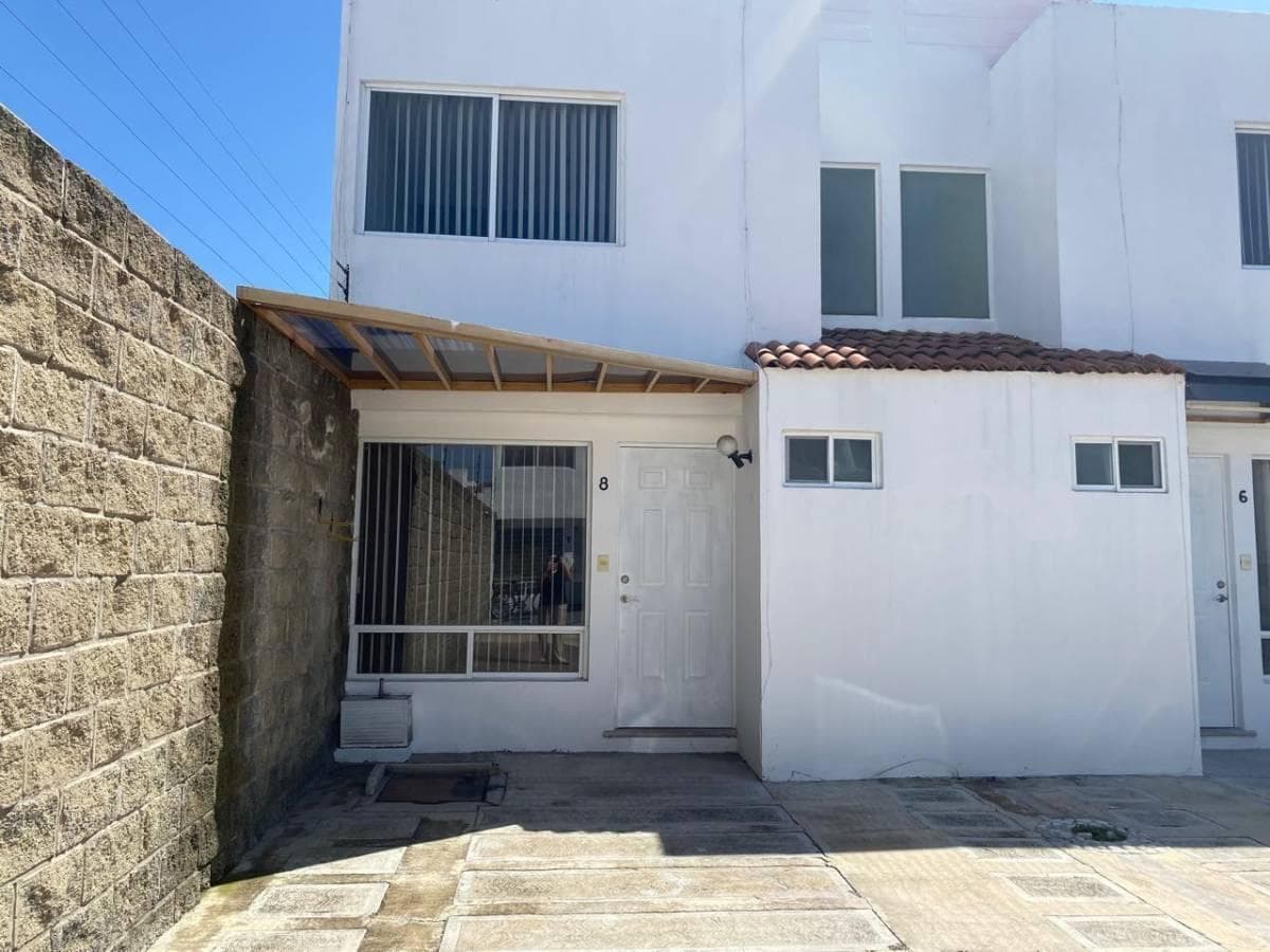 Renta dentro de Fraccionamiento Hacienda El Palmar - 1