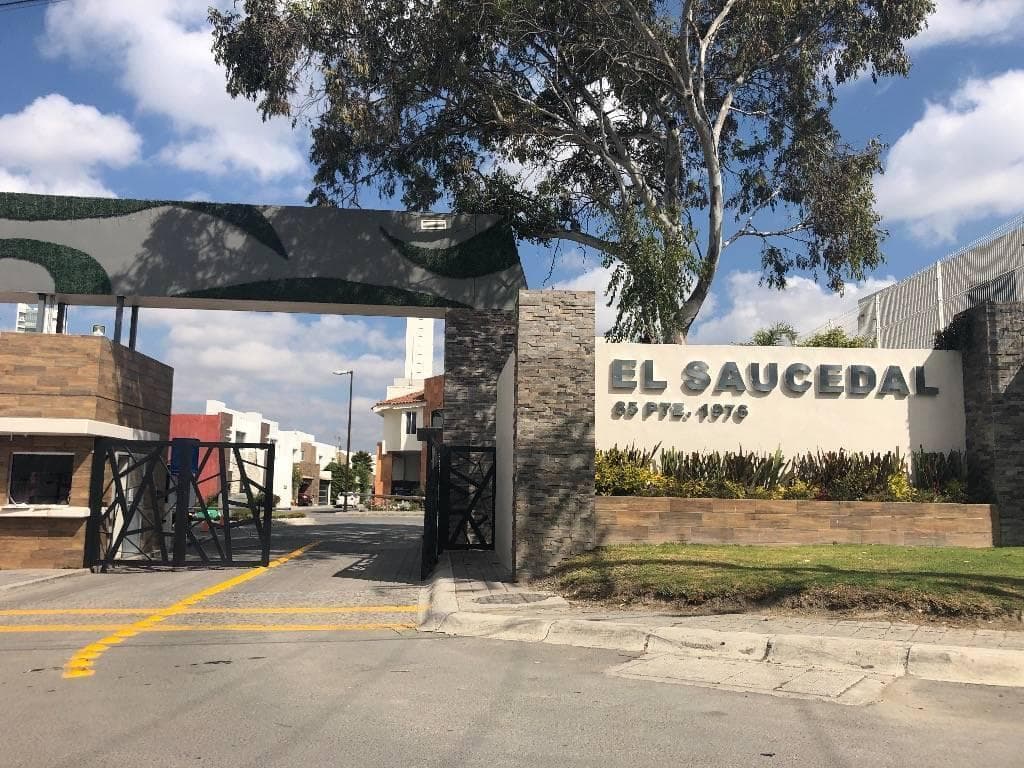 Renta de Casa en Fraccionamiento El Saucedal, Zona Ex Hacienda Mayorazgo - 1
