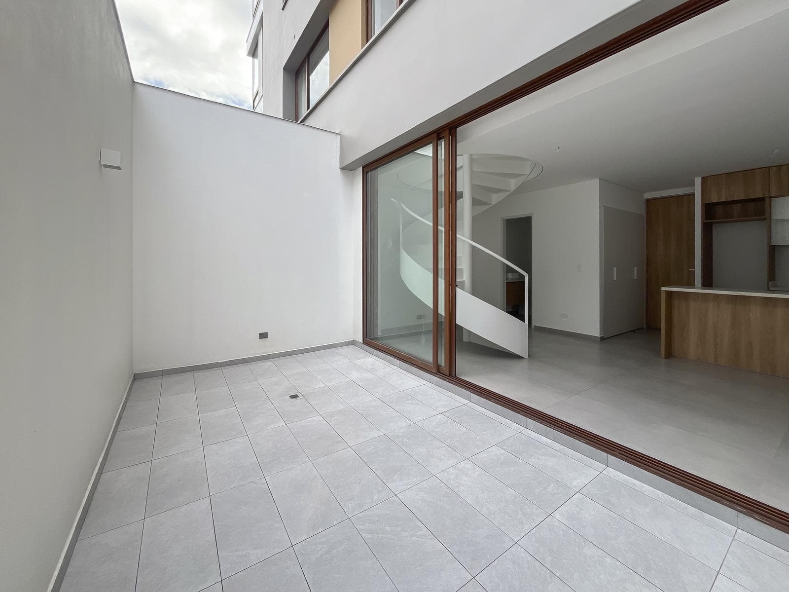 En Venta - Quito Tenis: único LOFT con patio disponible entrega inmediata - 1