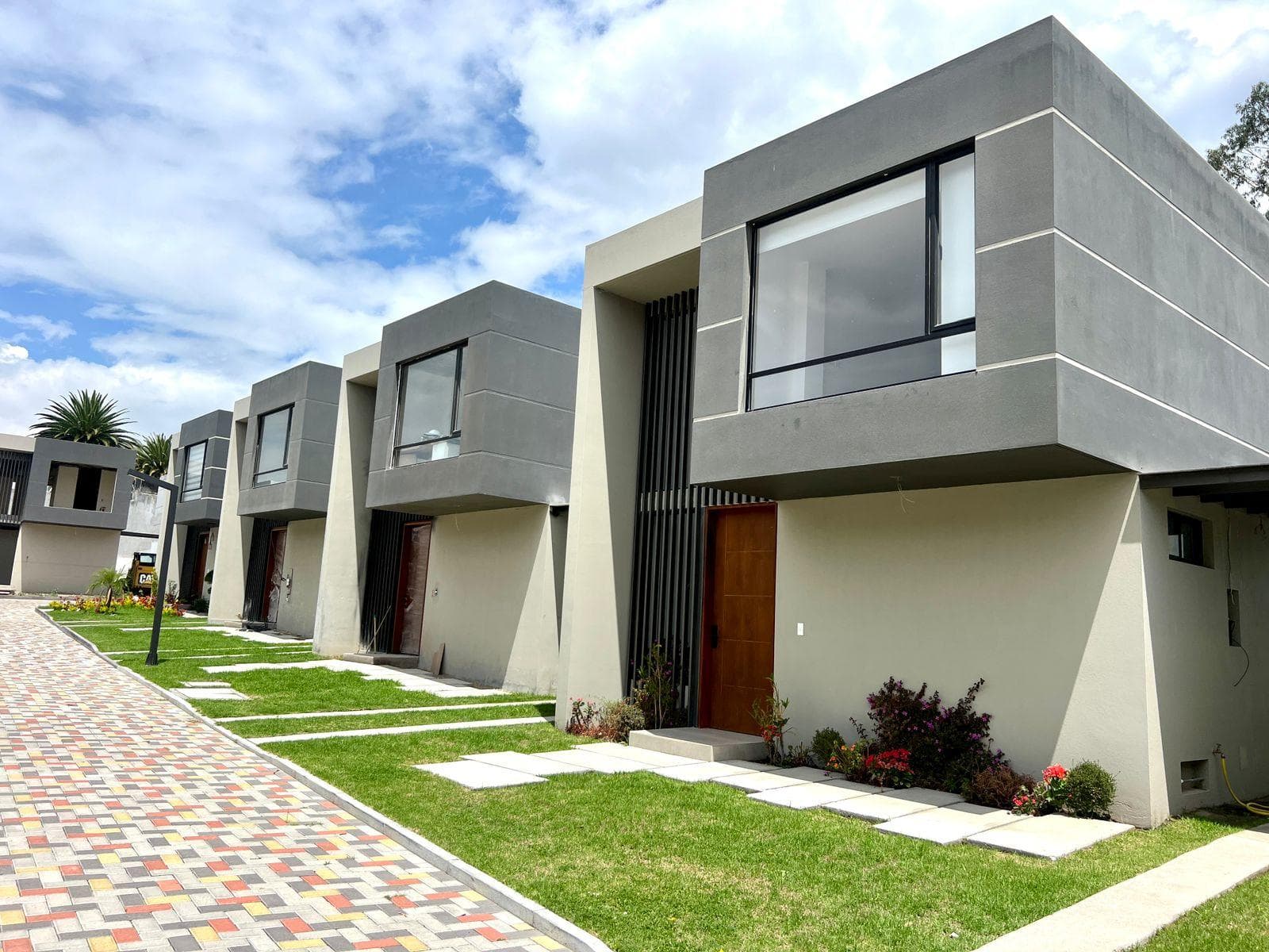 MV SECTOR VILLA VEGA DE TUMBACO, EN VENTA CASA DE 3D, 126.40 M2 A ESTRENAR CON JARDIN AMPLIO - 1