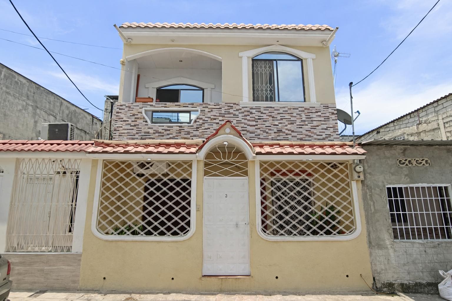 Venta Casa Mucho Lote 1 Guayaquil Norte dentro de portones, 3 Hab. m.z. - 1