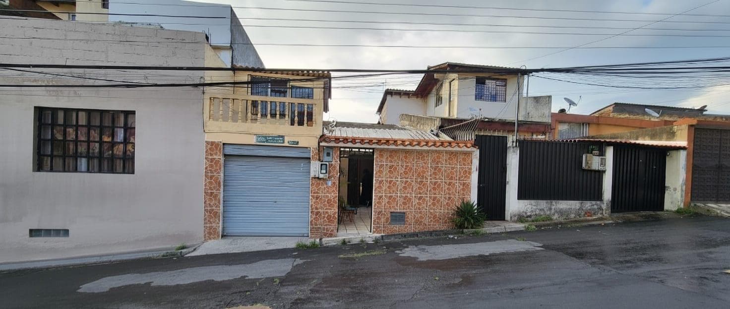 Vendo casa por el sector la Kennedy norte de Quito - 1