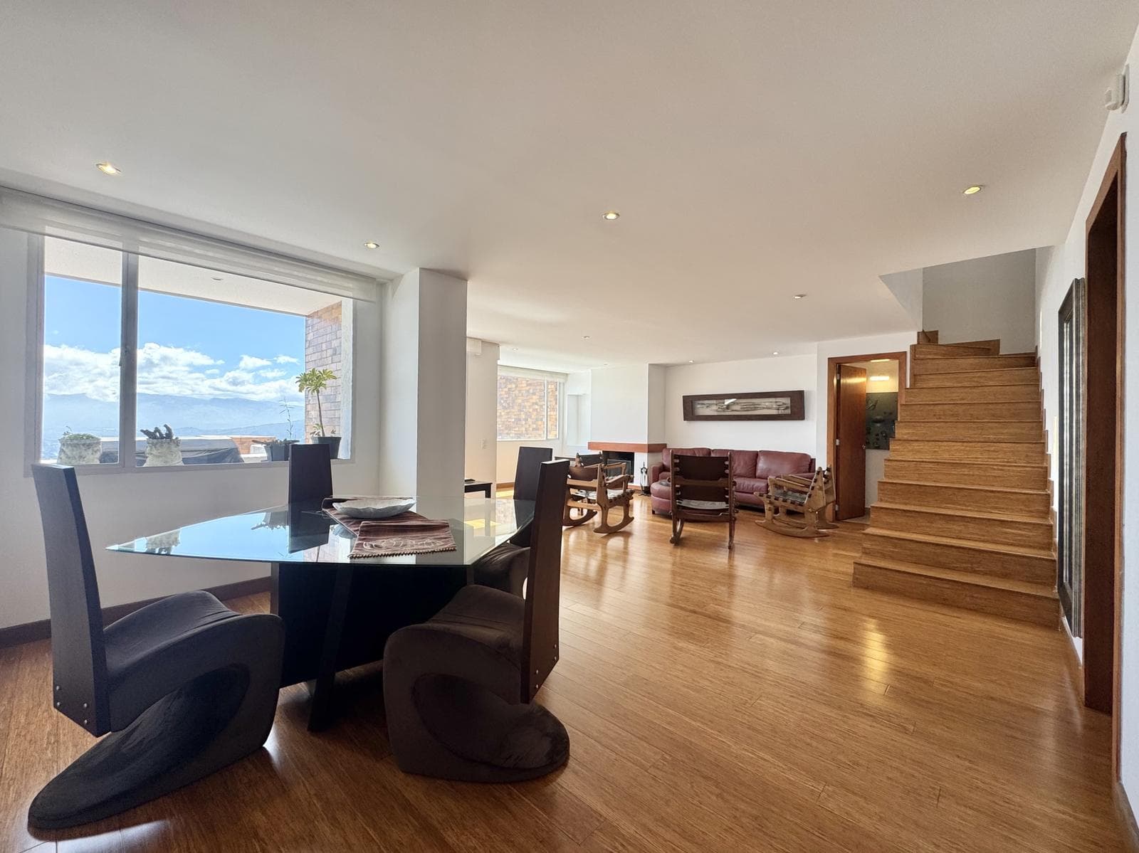 DEPARTAMENTO DÚPLEX DE RENTA CON VISTA EN MONTESERRÍN - 1