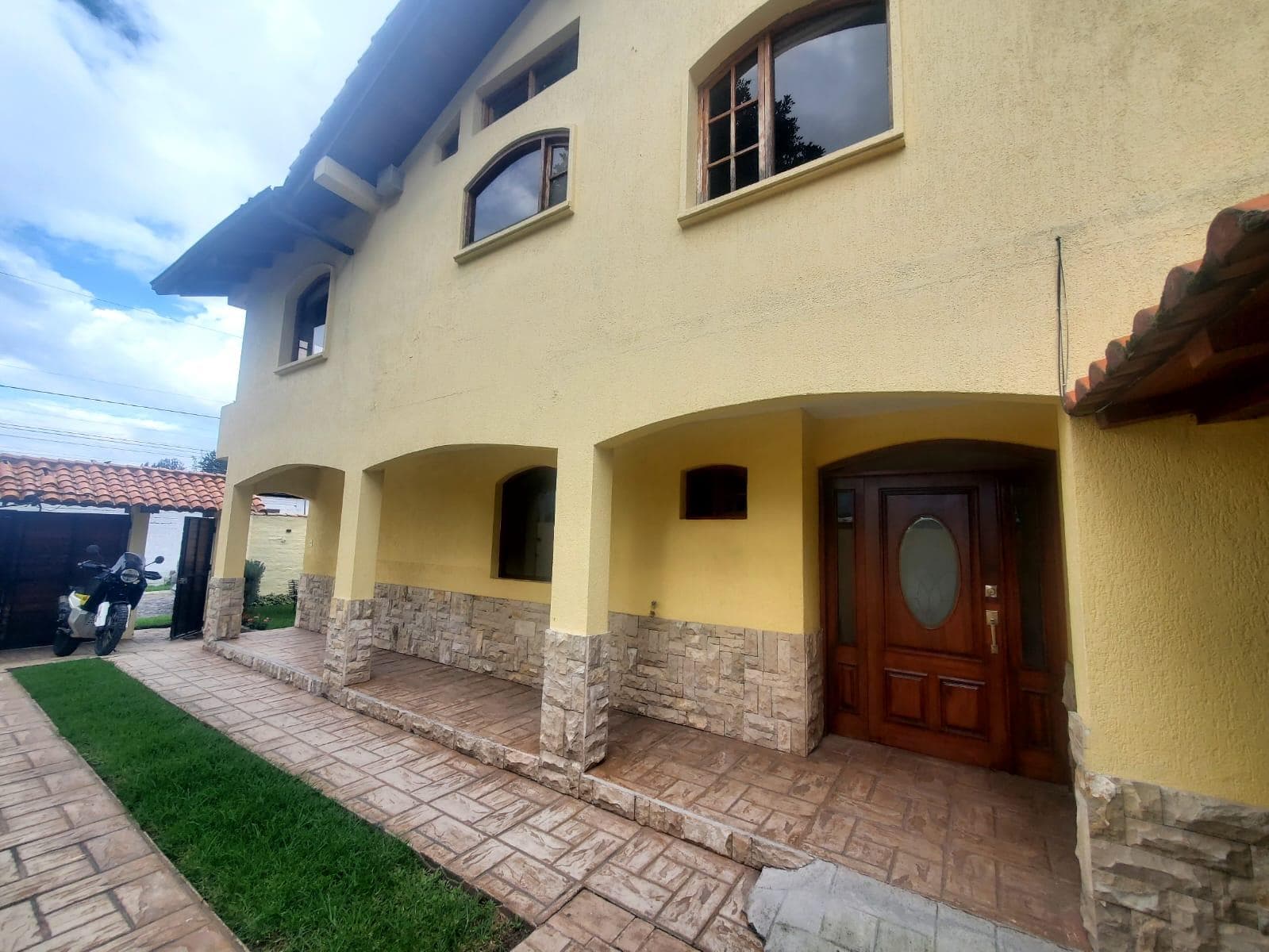 CT VENTA CASA REMODELADA ACABADOS DE LUJO CONJUNTO PRIVADO VALLE DE LOS CHILLOS ALANGASI - 1