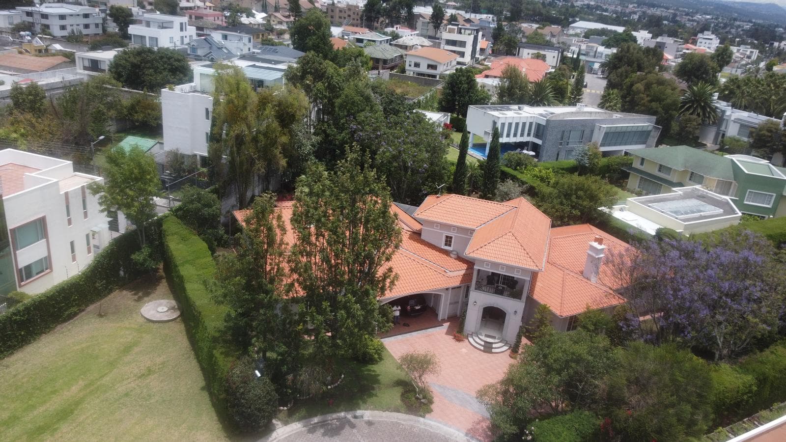 Casa de lujo en venta o renta en La Primavera, 1.600 m² de terreno, urbanización privada con seguridad 24/7 y áreas comunales completas - 1