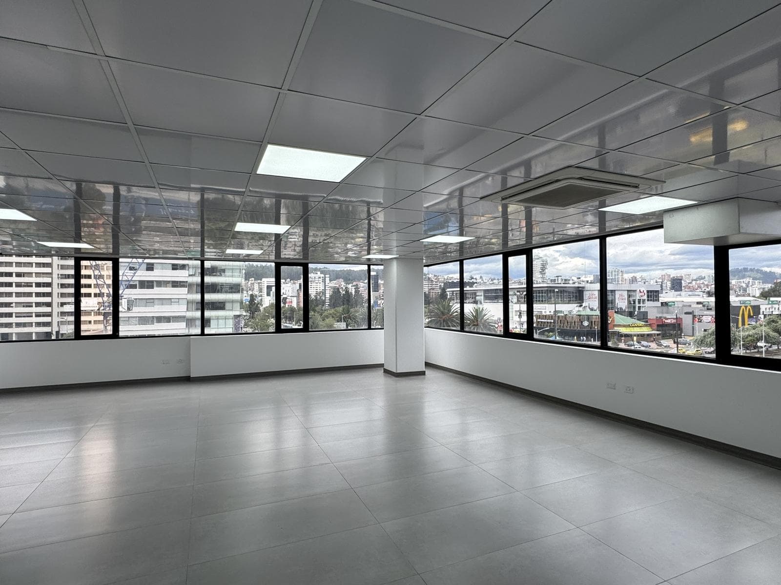 Renta oficina 540m2 totalmente remodelada en la Av. Naciones Unidas y Av. Amazonas - 1