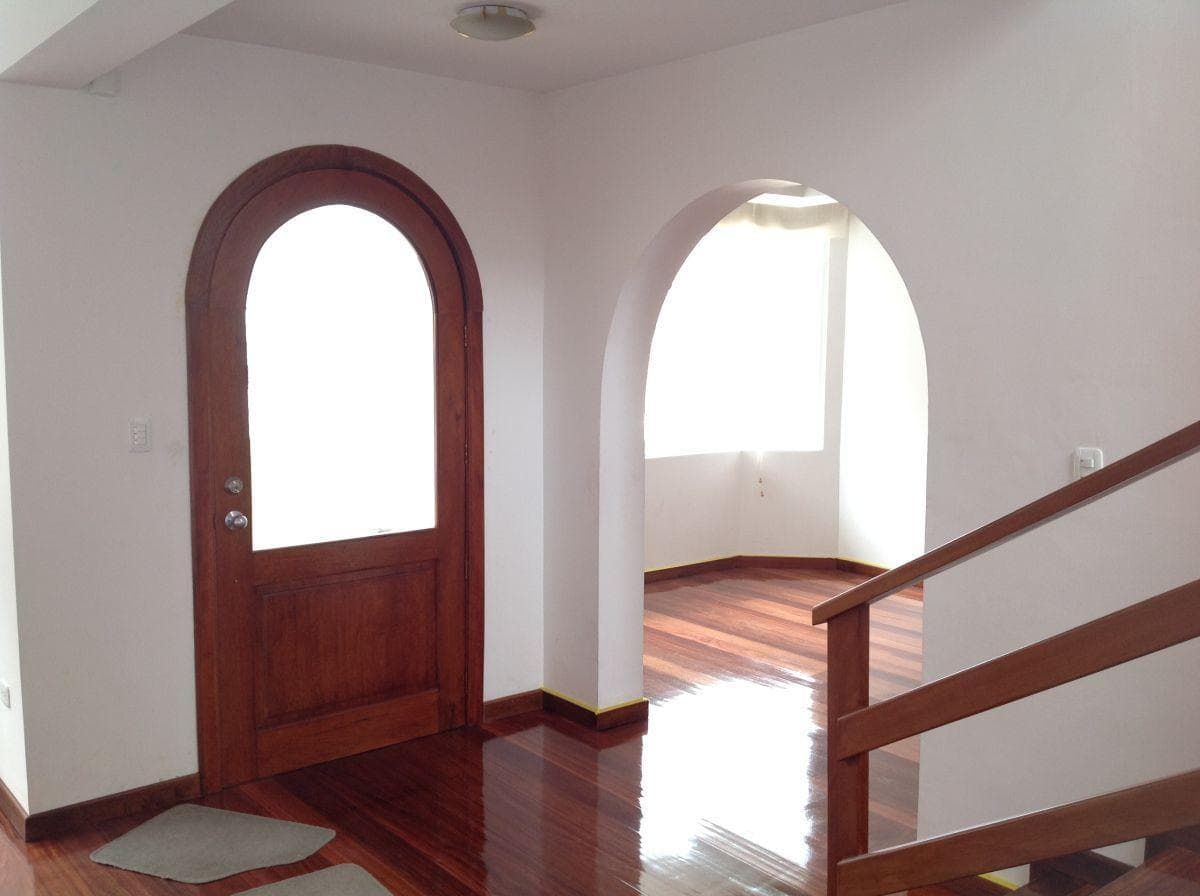 Venta casa de 235m2 con 3 dormitorios con baño sector Norte de Quito-Quito - 1
