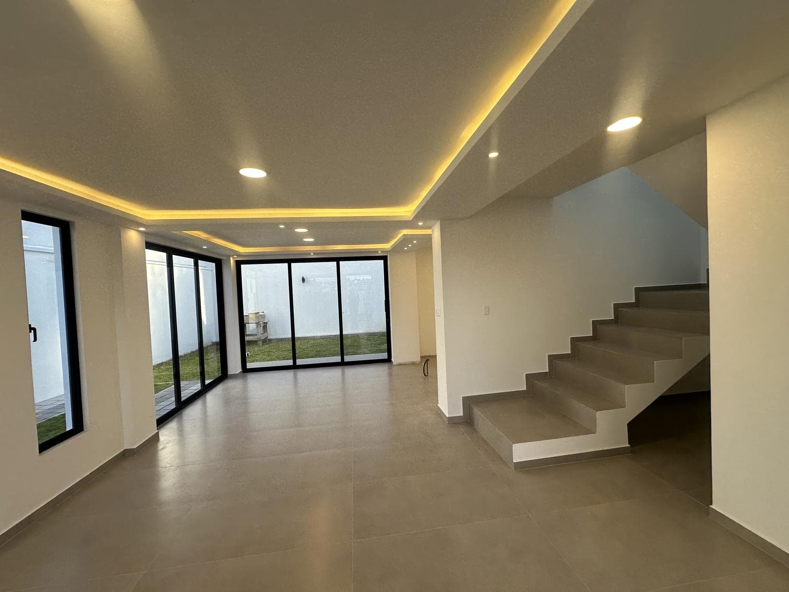 Casa estrenar Tumbaco 150 mtrs2, 90 mtrs jardines, 3 parqueaderos Urbanización - 1