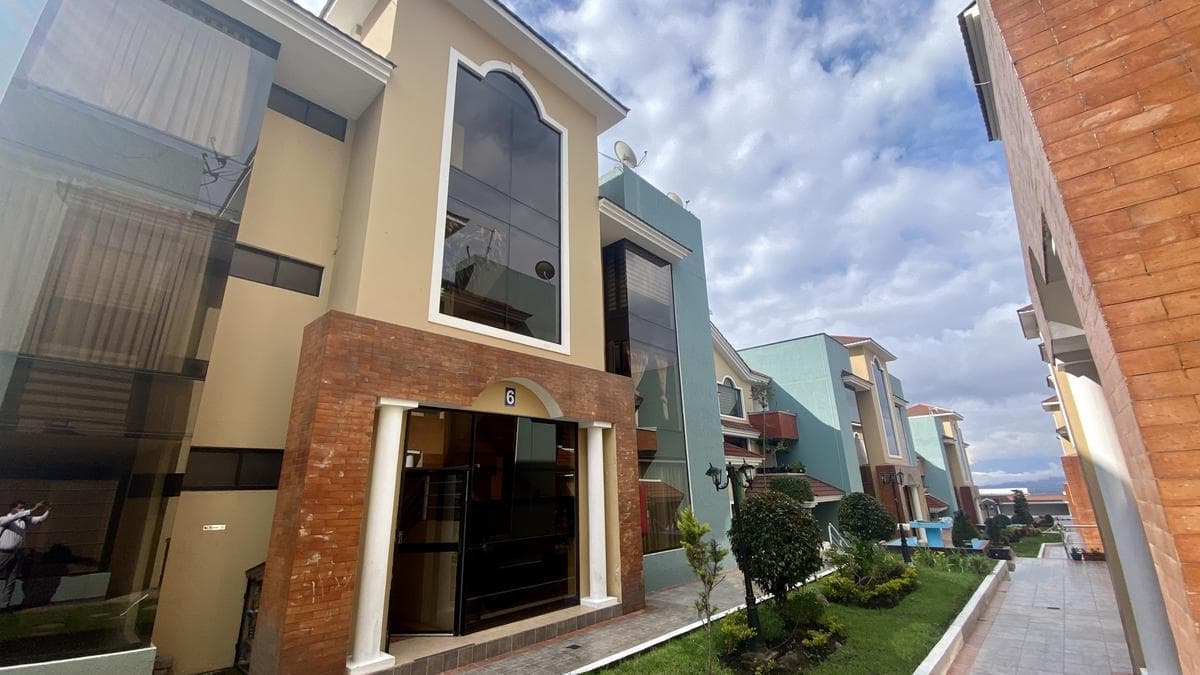 Venta departamento bonito y cómodo, sector El Condado - 1