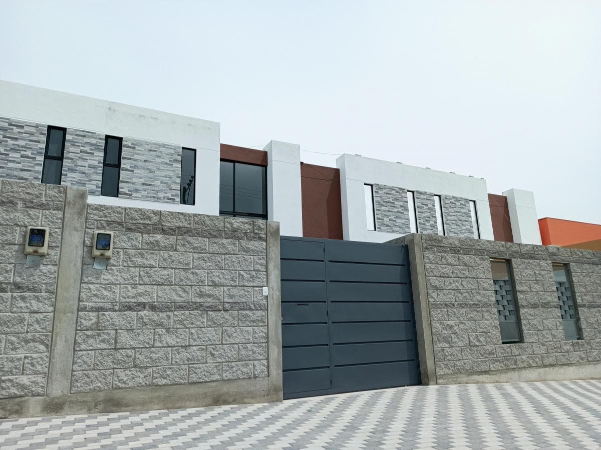 Venta casa a estrenar 3 dormitorios, sector Mitad del Mundo - 1