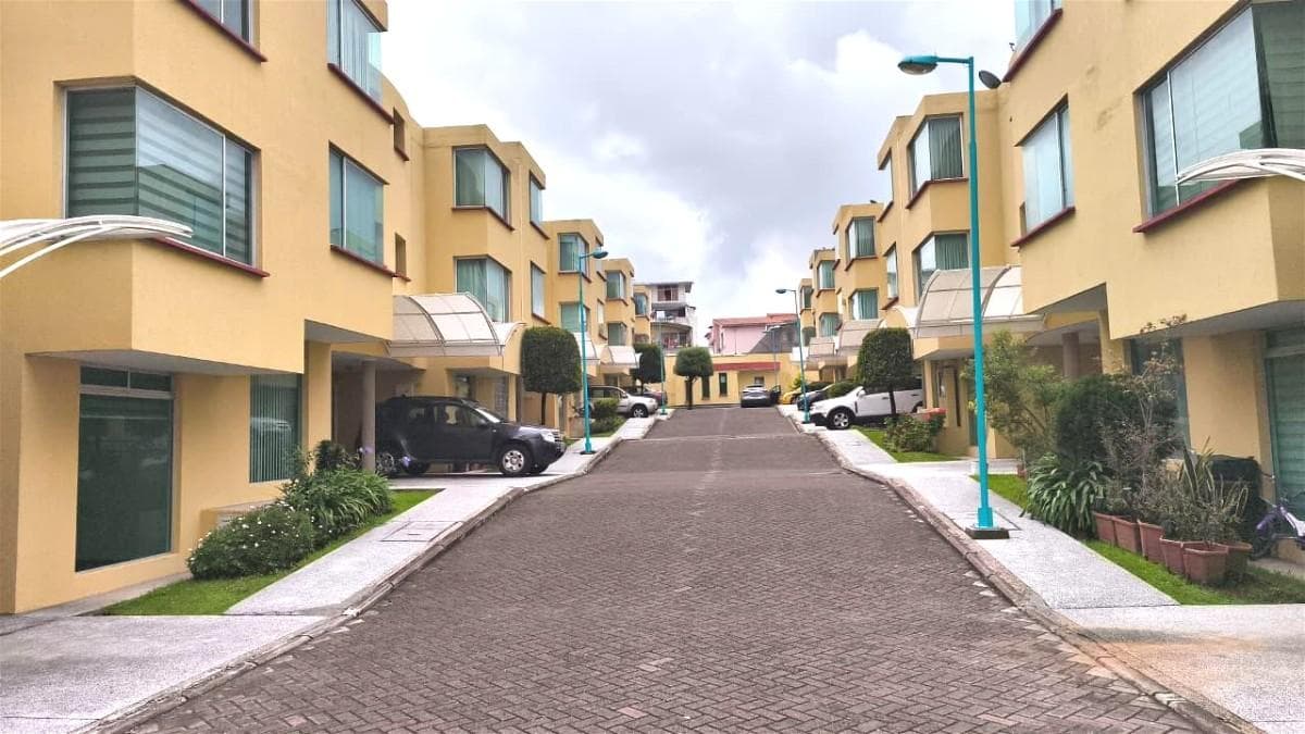 EN VENTA CASA 165m² SANTA LUCÍA EN QUITO - 1