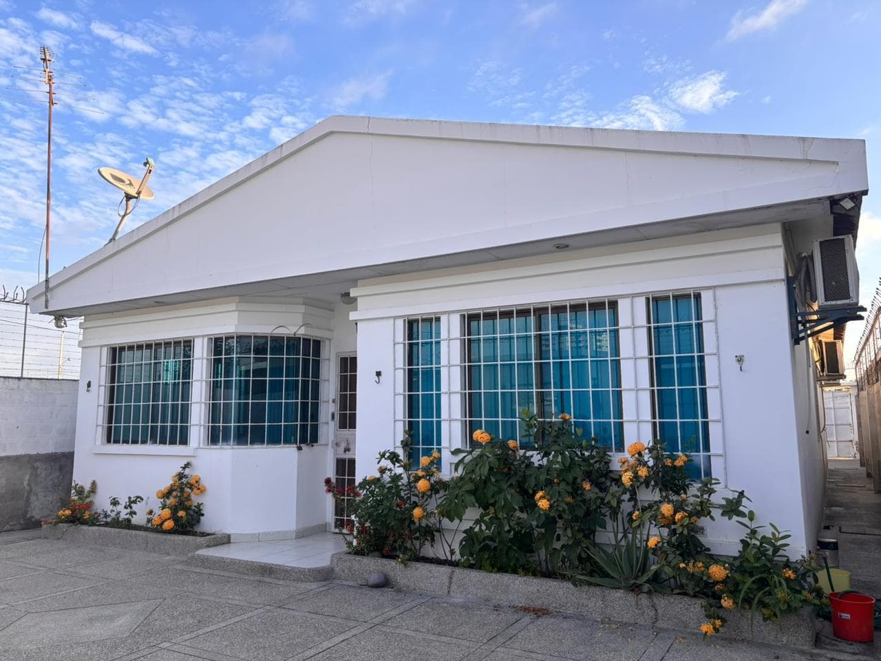 Venta de Casa en Salinas con 4 Habitaciones a 5 minutos del Mar. J.V - 1