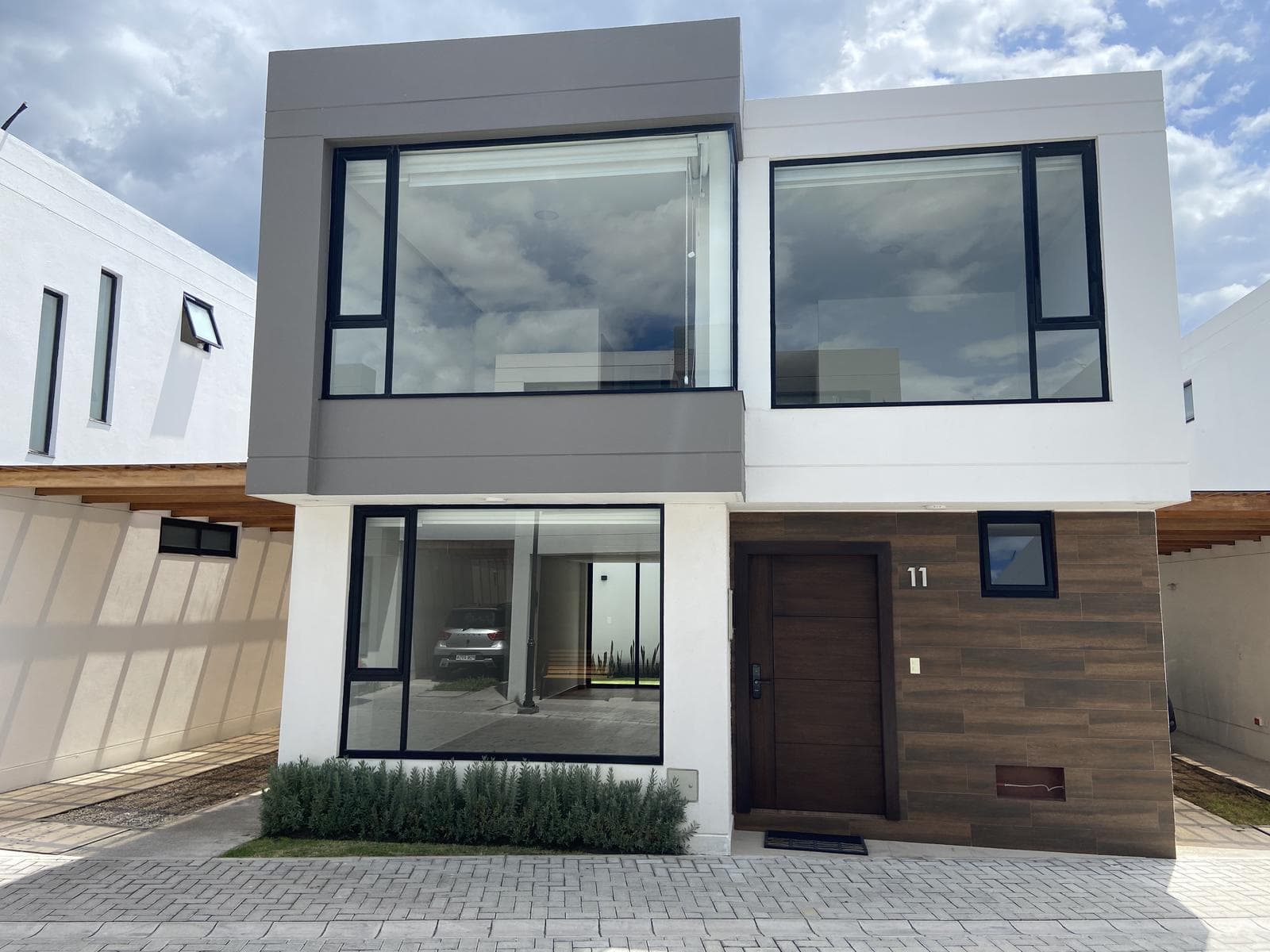 Casa de venta enTumbaco estilo moderno seguridad 24/7 - 1