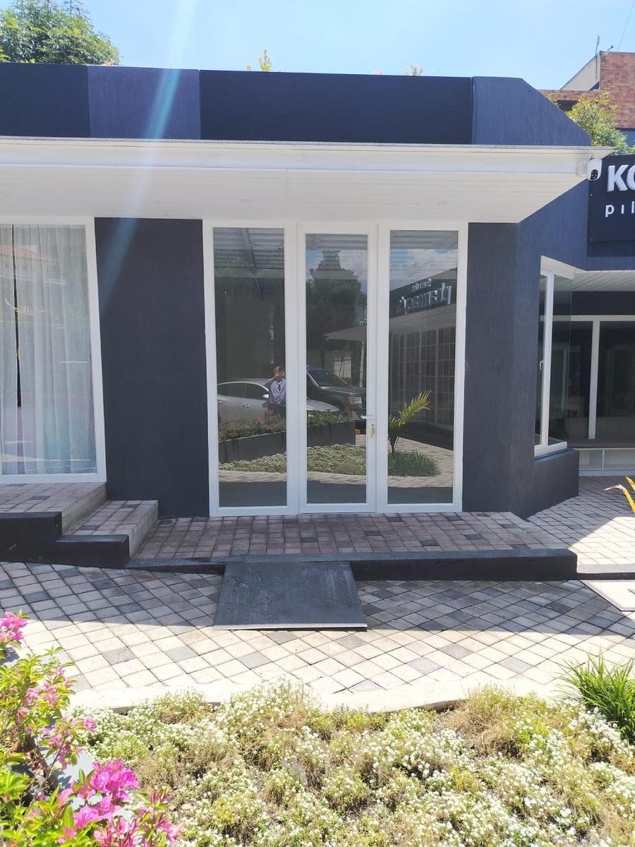 Local Comercial en Cumbaya Plaza los Algarrobos - 1
