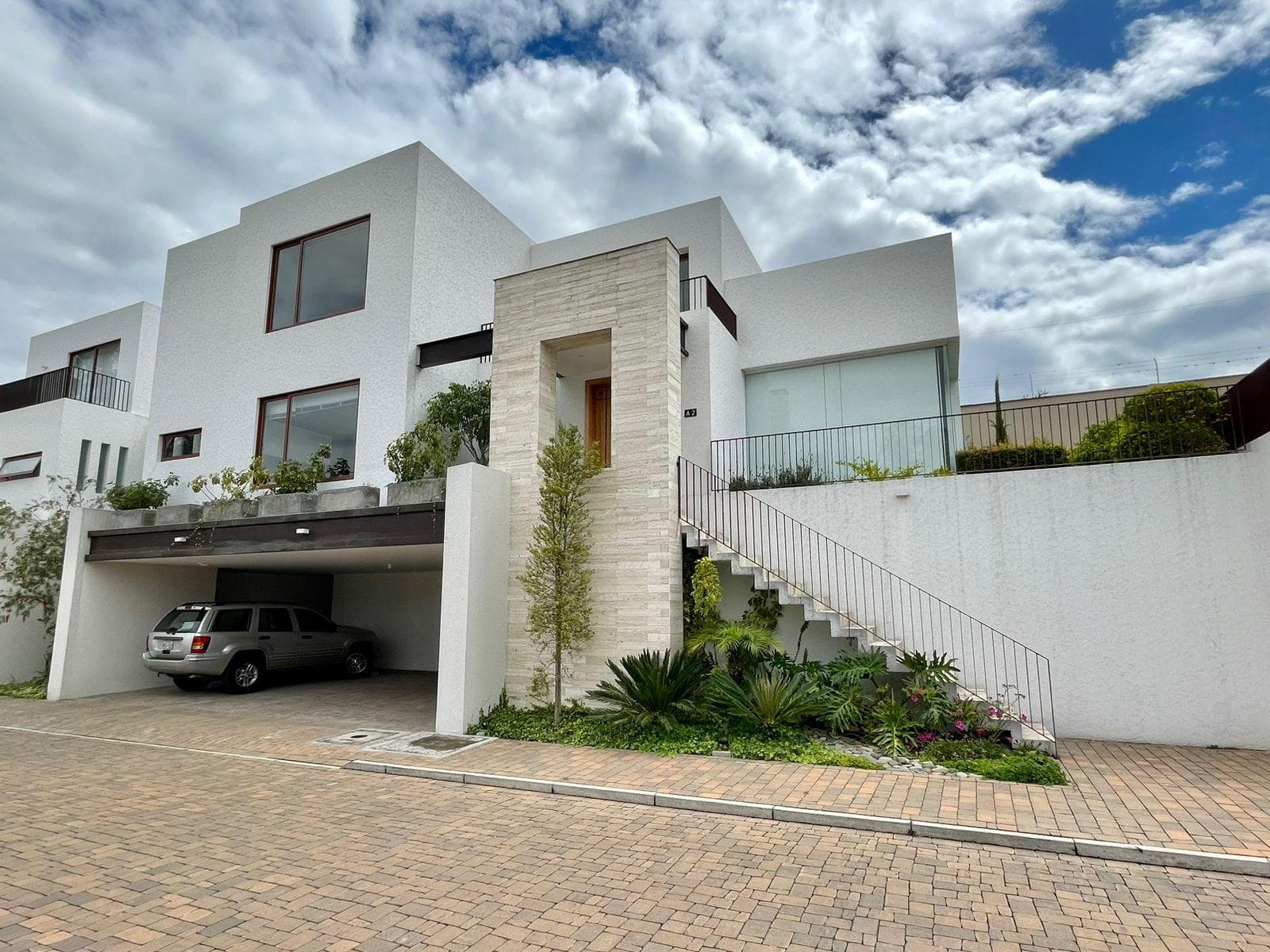 CASA DE VENTA CON PISCINA EN TUMBACO - 1