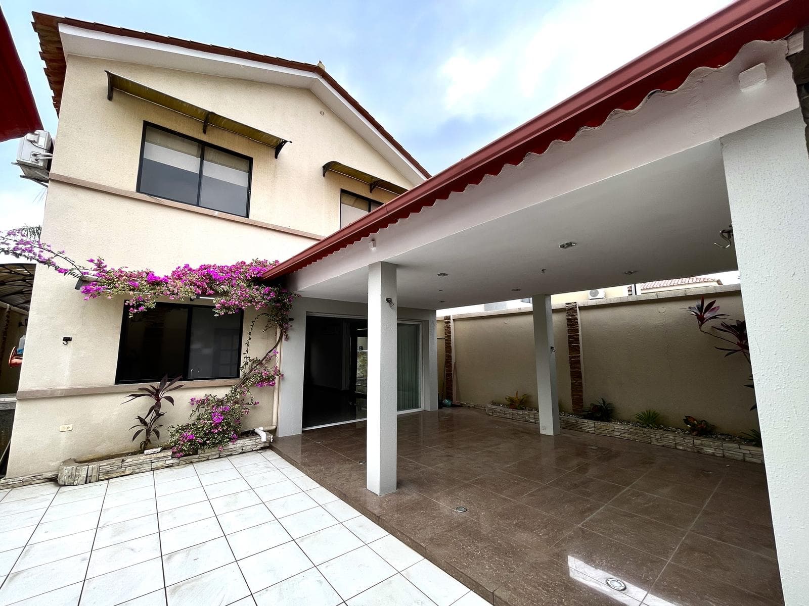 Alquiler de Casa con Patio Techado y Amplio en Ciudad Celeste AD - 1