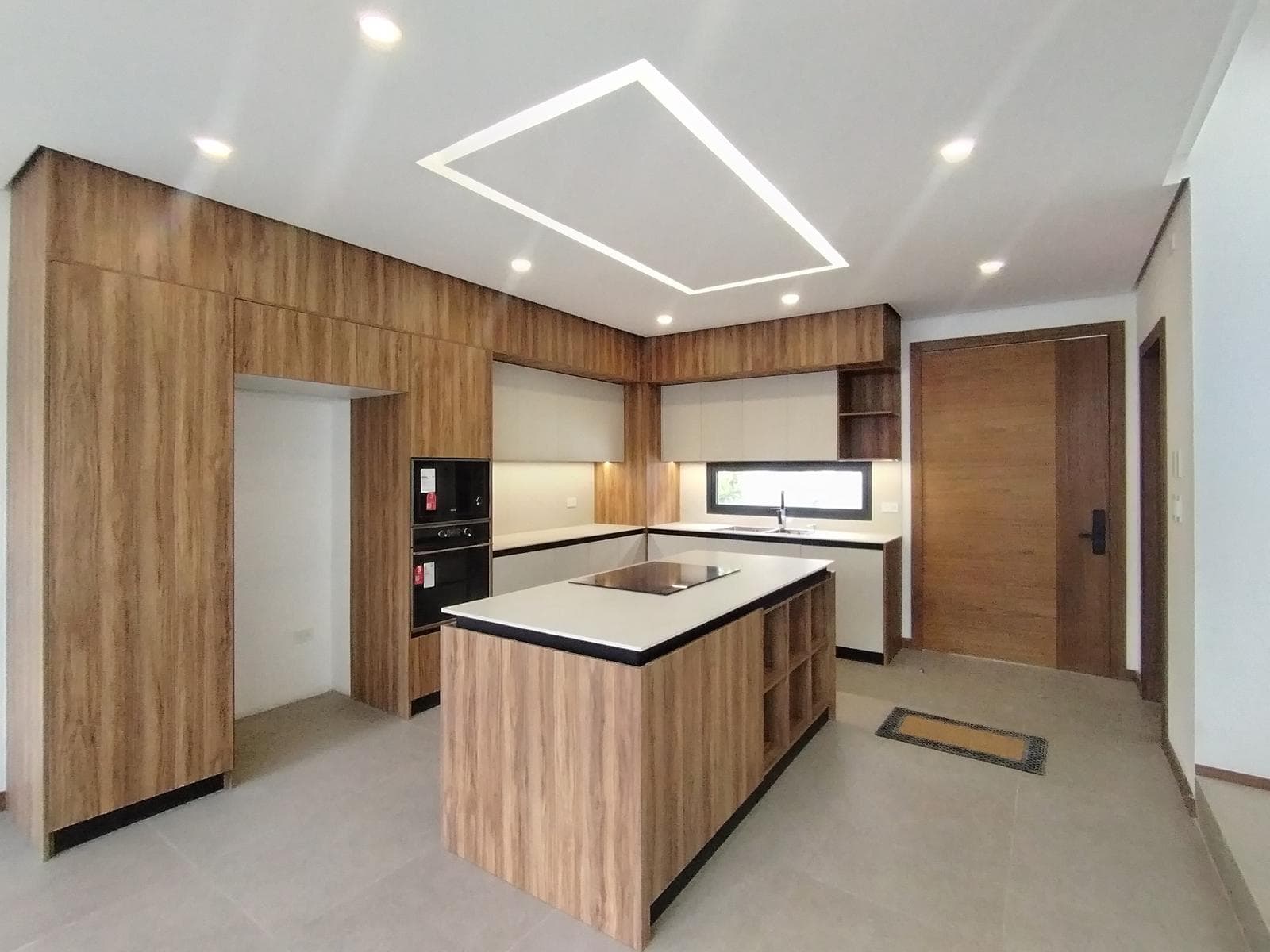 Casa en venta La Primavera – Cumbayá | 3 plantas - doble altura - jardín - diseño funcional - 1