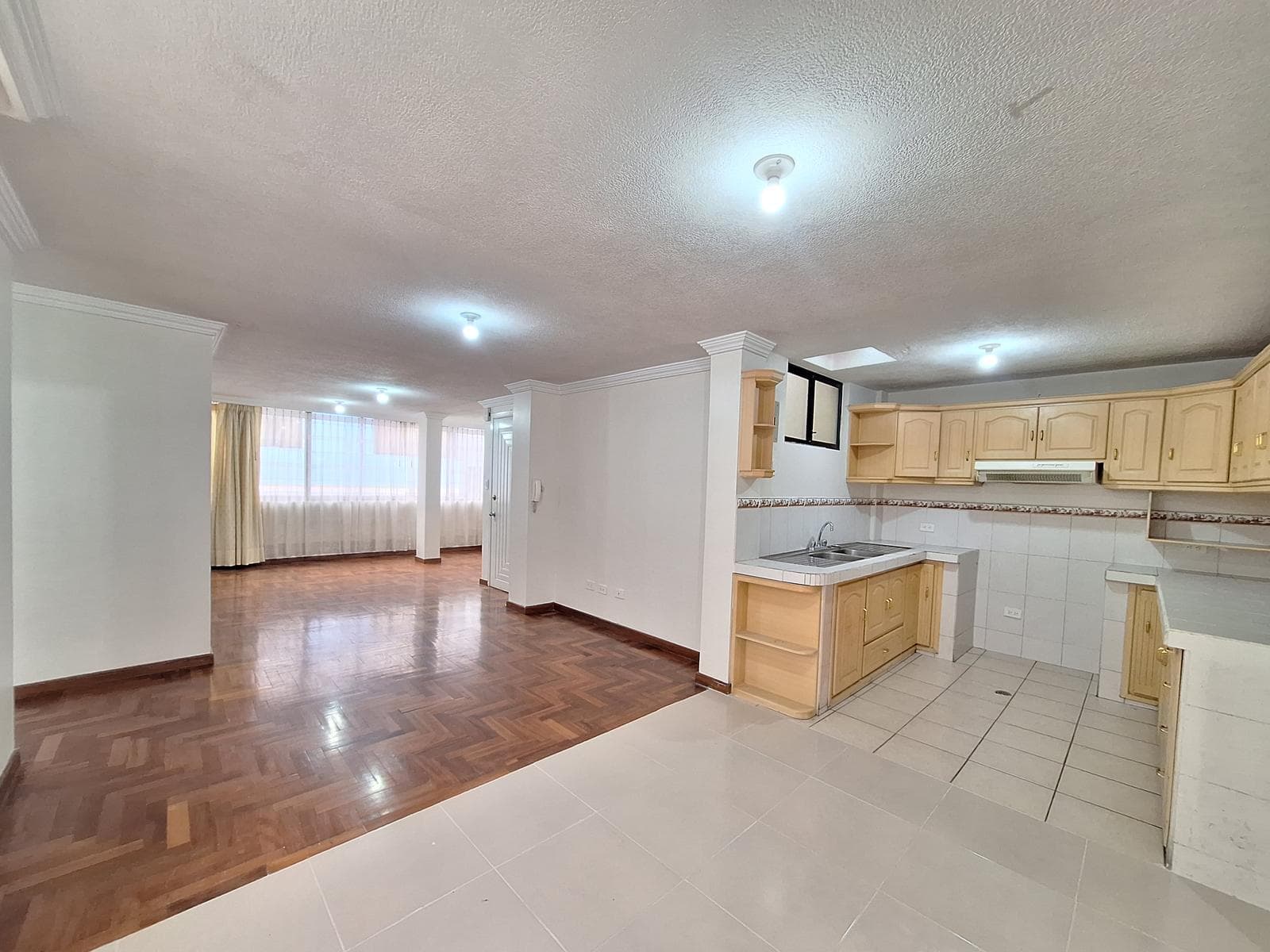 Amplio departamento en venta, 3 dormitorios y 5 parqueaderos, La Ofelia - Agua Clara, Norte Quito - 1