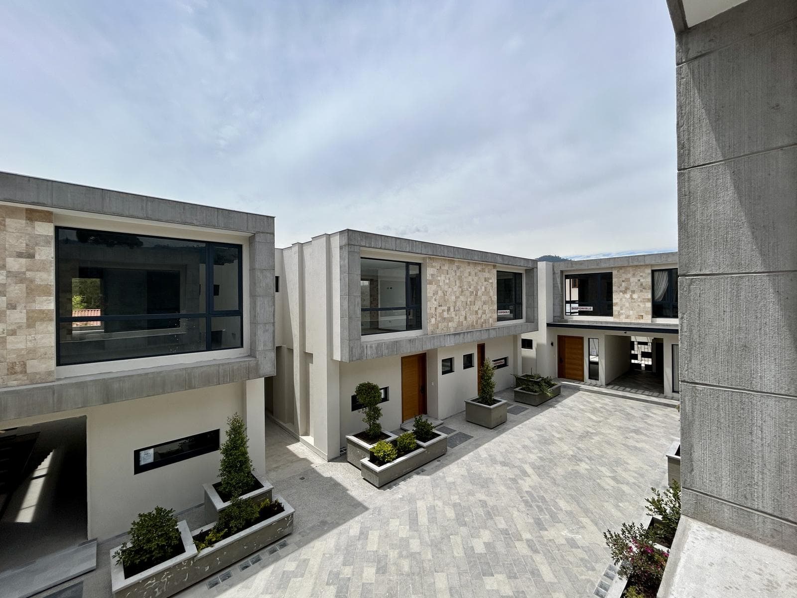 Casa en venta La Primavera Cumbayá | Funcional, jardín y subsuelo | Opción máster en PB - 1