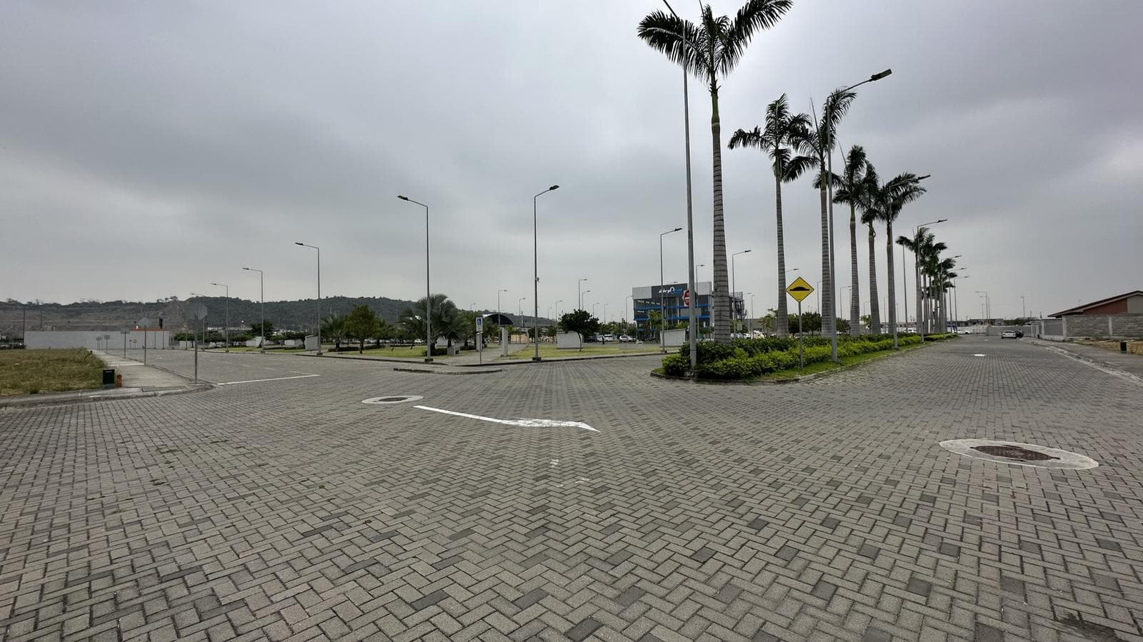 VENTA DE TERRENOS IDEALES PARA CLINICA Y CONSULTORIOS SOBRE AV NARCISA DE JESUS - 1