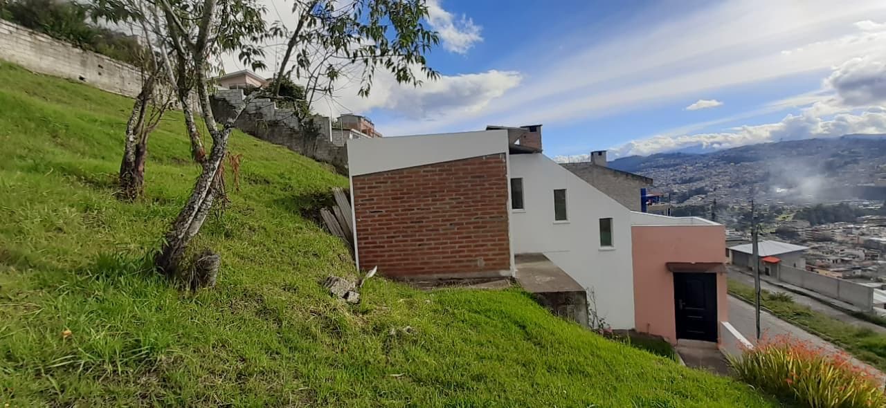 Venta de Terreno con casa en Alma Lojana, Puengasi - 1