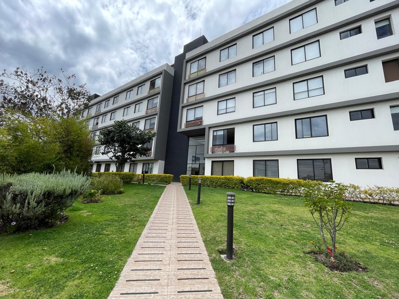 Departamento en Tumbaco - 1
