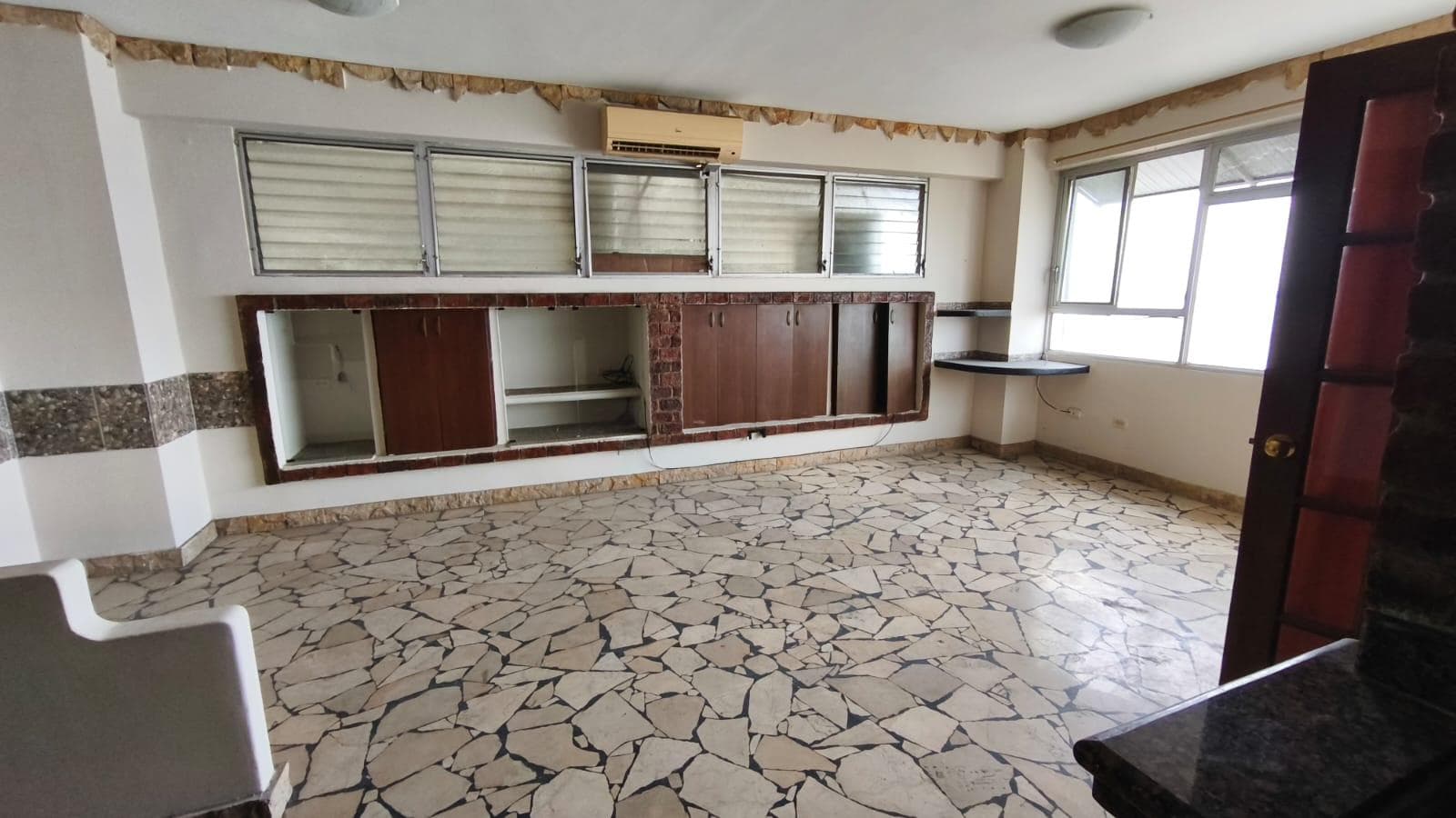 Venta departamento/suite con parqueo, a pocos metros de La Bahia, centro de Guayaquil, j.c. - 1