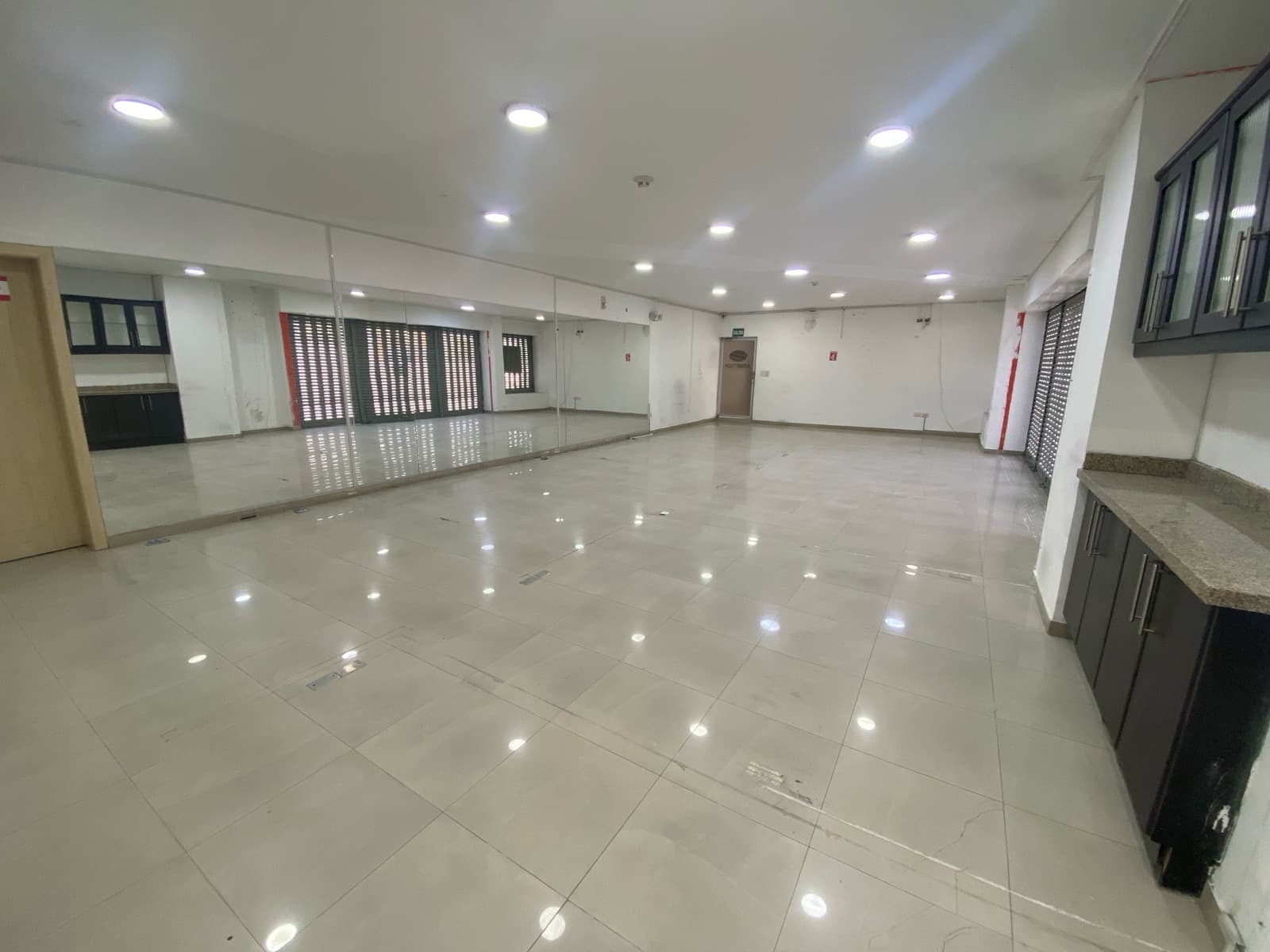 Amplio Local Comercial en Renta Monteserrin - 1