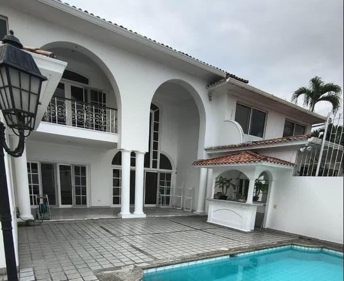 Casa en alquiler, 4 dormitorios c/u con baño,master en PB y piscina en Urb. La Puntilla - 1