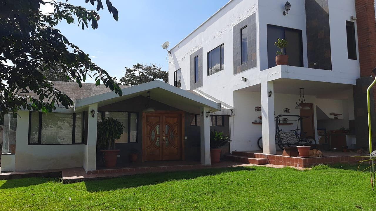 Hermosa casa en Tumbaco la Cerámica.....excelente ubicación - 1