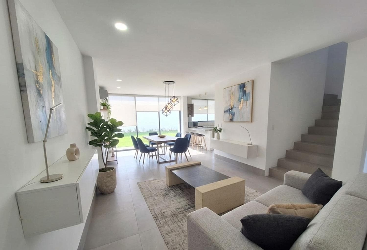 Casa de Alquiler de 2 Dormitorios en Urb. La Costa, Nuevo Samborondón con amplio patio - 1